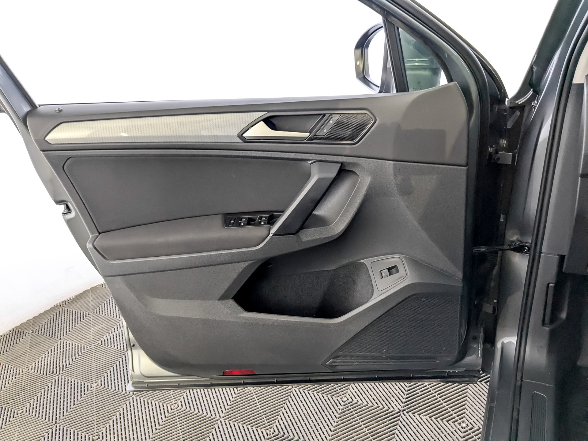 VOLKSWAGEN Tiguan 2.00 (180 л.с), автомат, 2021, пробег 62 212 км