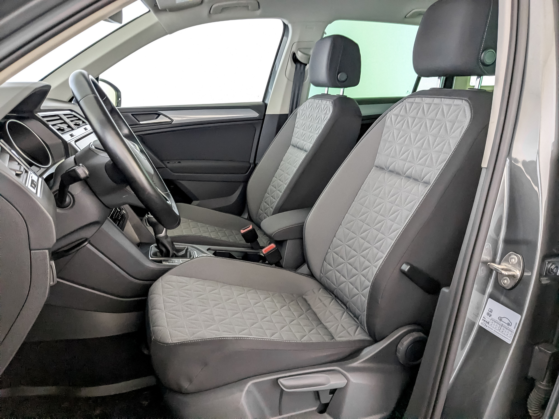VOLKSWAGEN Tiguan 2.00 (180 л.с), автомат, 2021, пробег 62 212 км