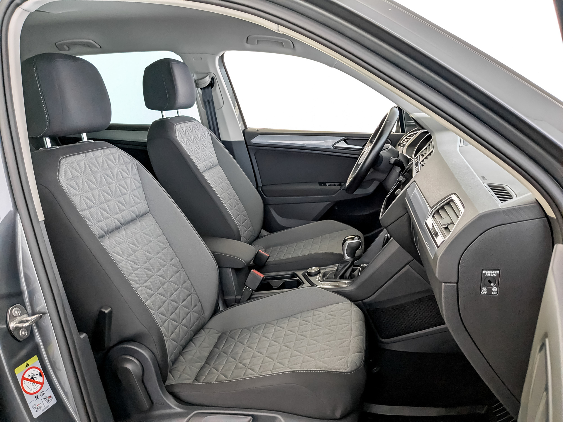 VOLKSWAGEN Tiguan 2.00 (180 л.с), автомат, 2021, пробег 62 212 км