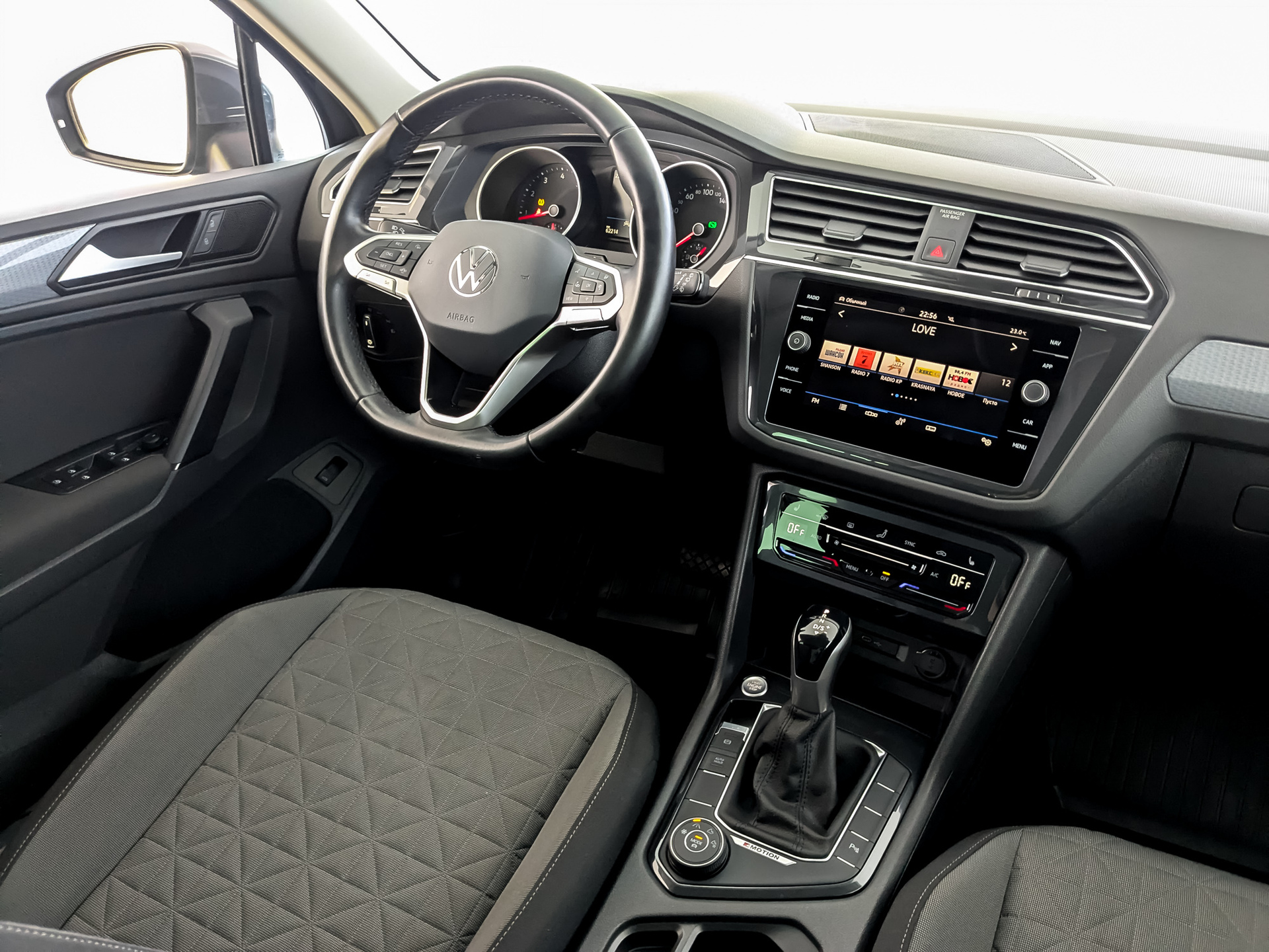 VOLKSWAGEN Tiguan 2.00 (180 л.с), автомат, 2021, пробег 62 212 км