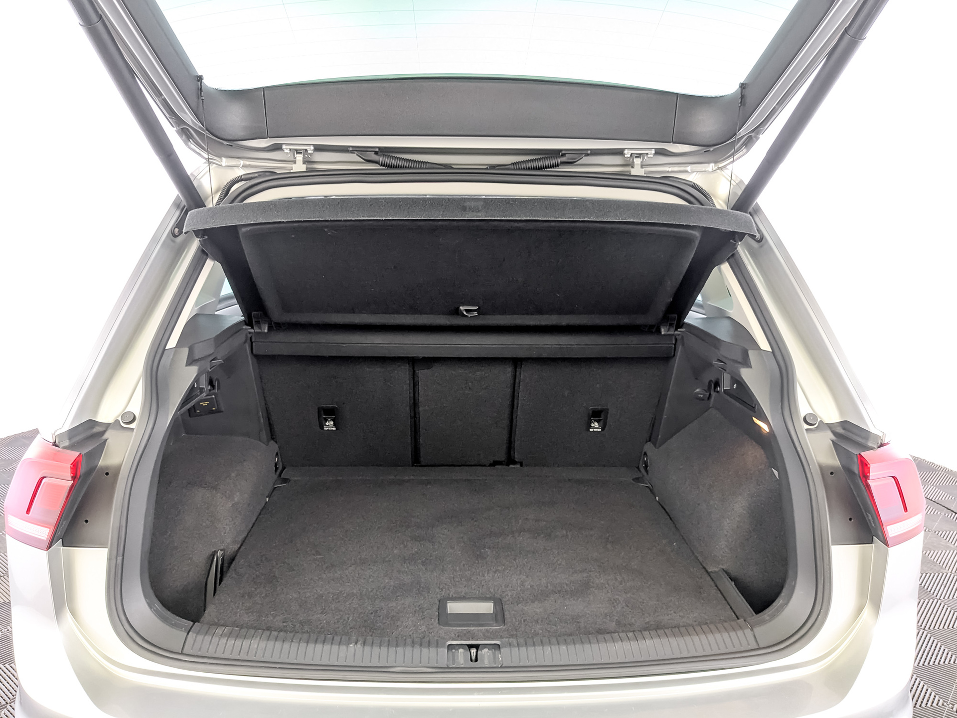 VOLKSWAGEN Tiguan 2.00 (180 л.с), автомат, 2018, пробег 183 054 км