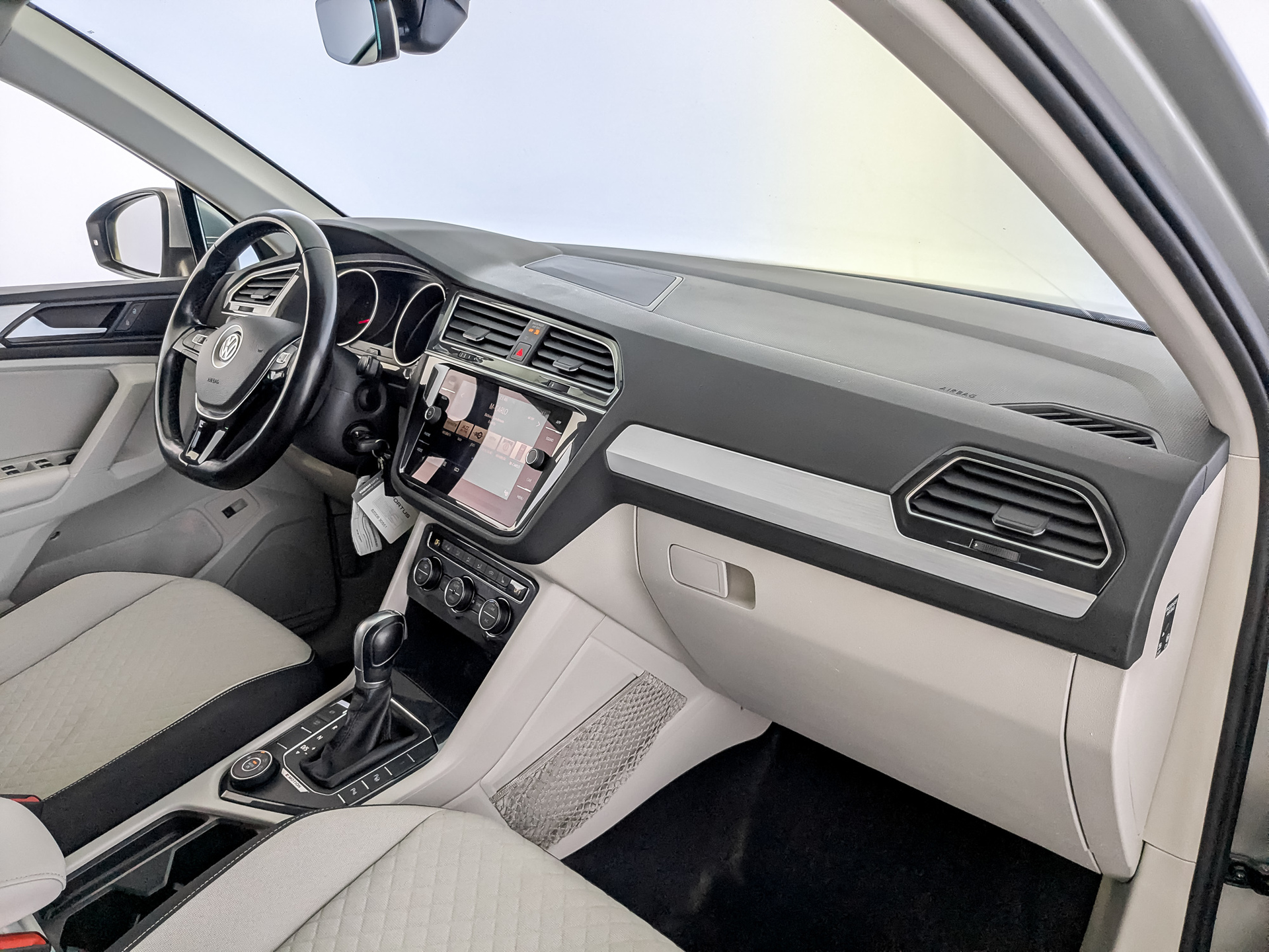 VOLKSWAGEN Tiguan 2.00 (180 л.с), автомат, 2018, пробег 183 054 км