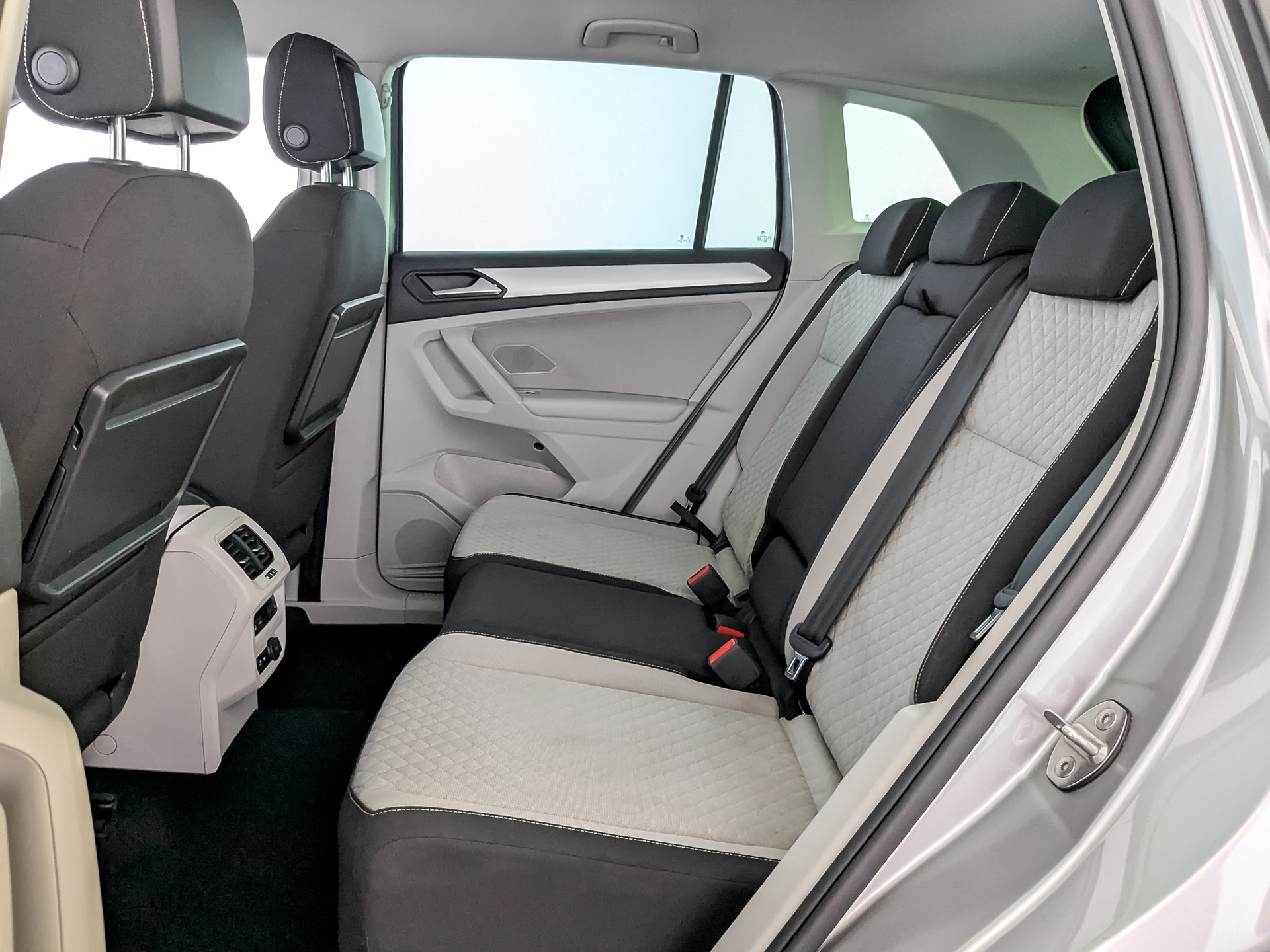VOLKSWAGEN Tiguan 2.00 (180 л.с), автомат, 2018, пробег 183 054 км