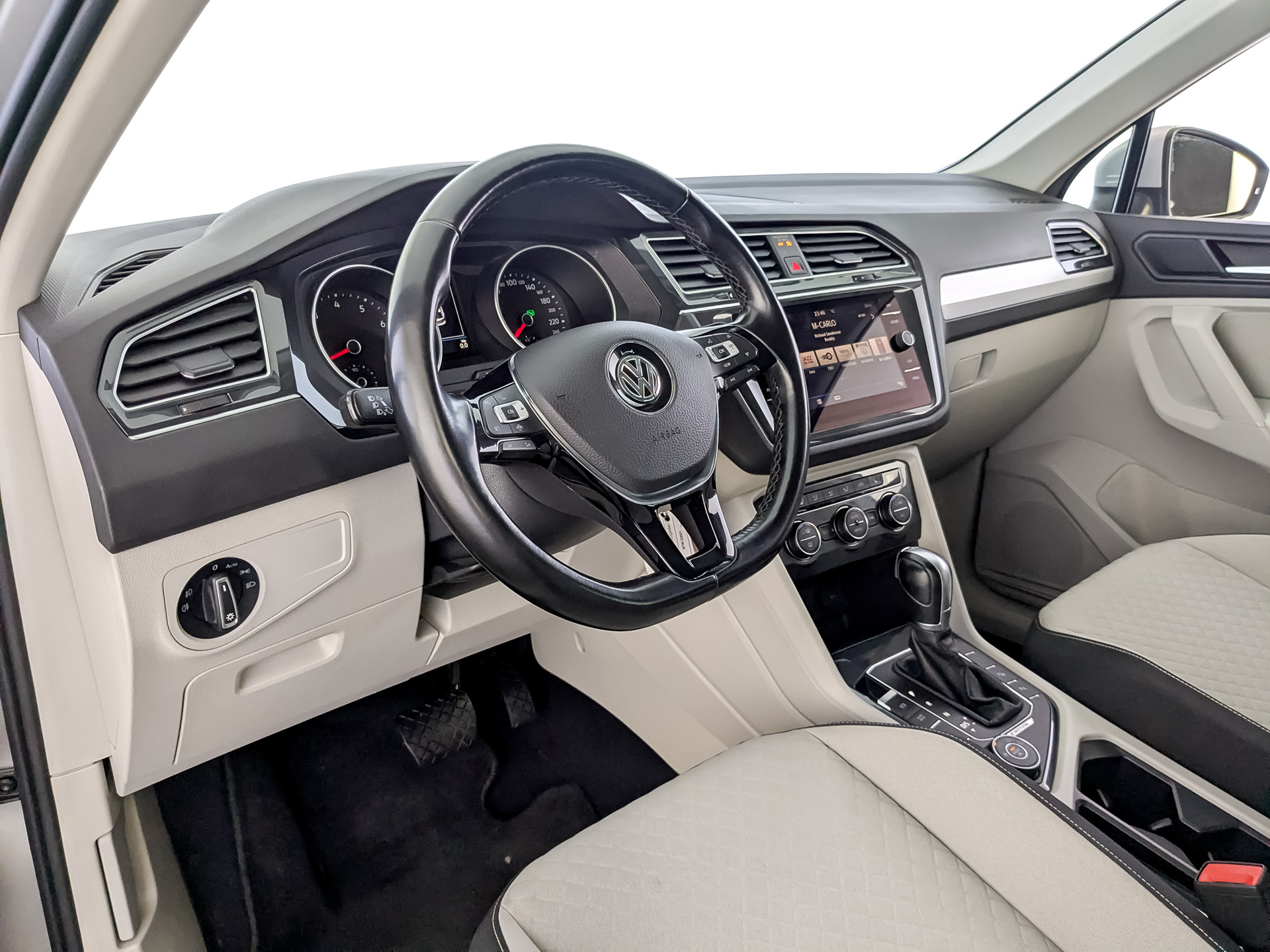 VOLKSWAGEN Tiguan 2.00 (180 л.с), автомат, 2018, пробег 183 054 км