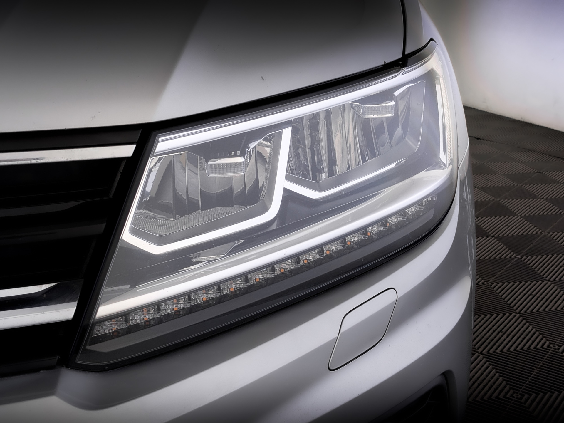 VOLKSWAGEN Tiguan 2.00 (180 л.с), автомат, 2018, пробег 183 054 км