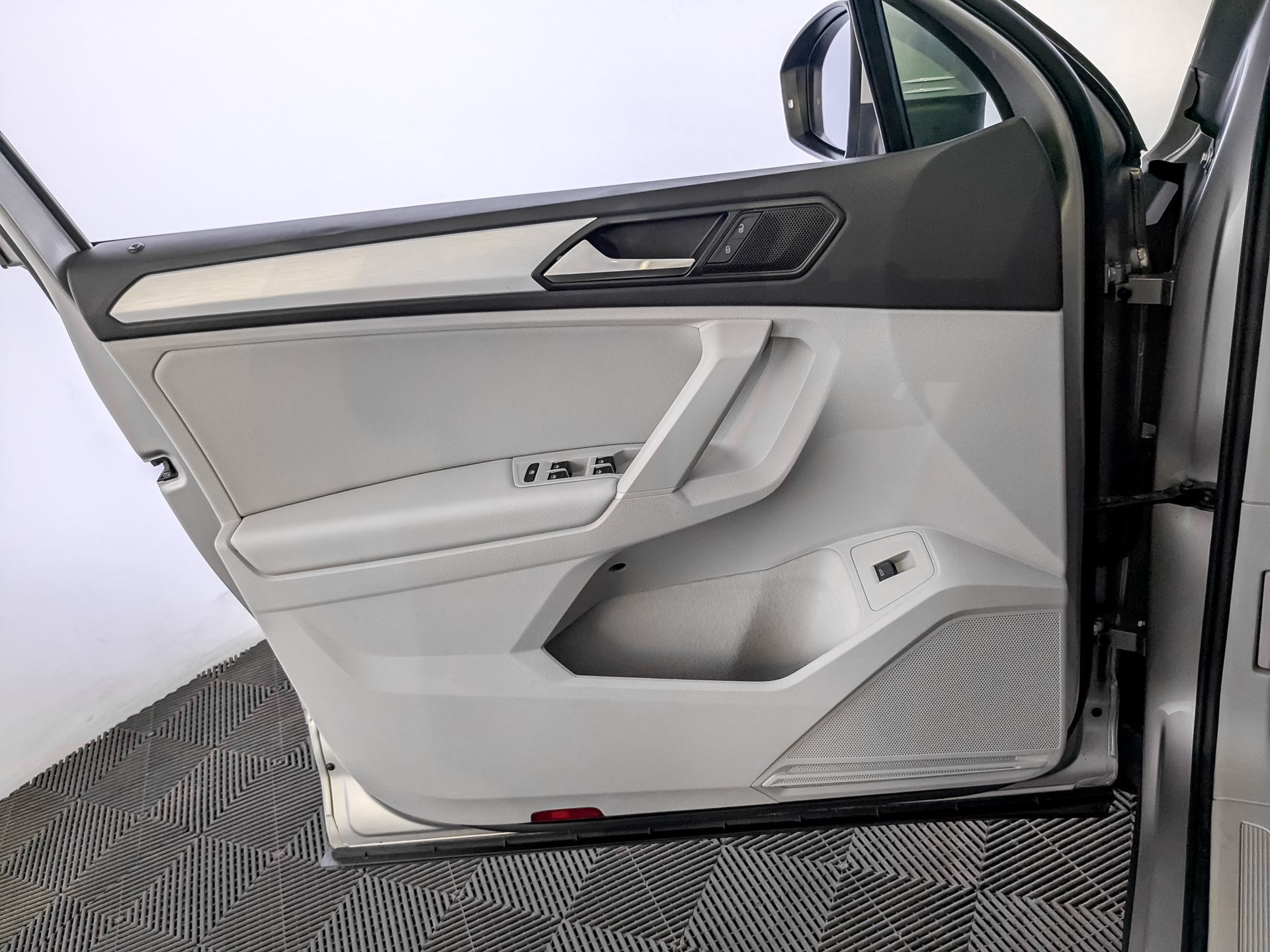 VOLKSWAGEN Tiguan 2.00 (180 л.с), автомат, 2018, пробег 183 054 км
