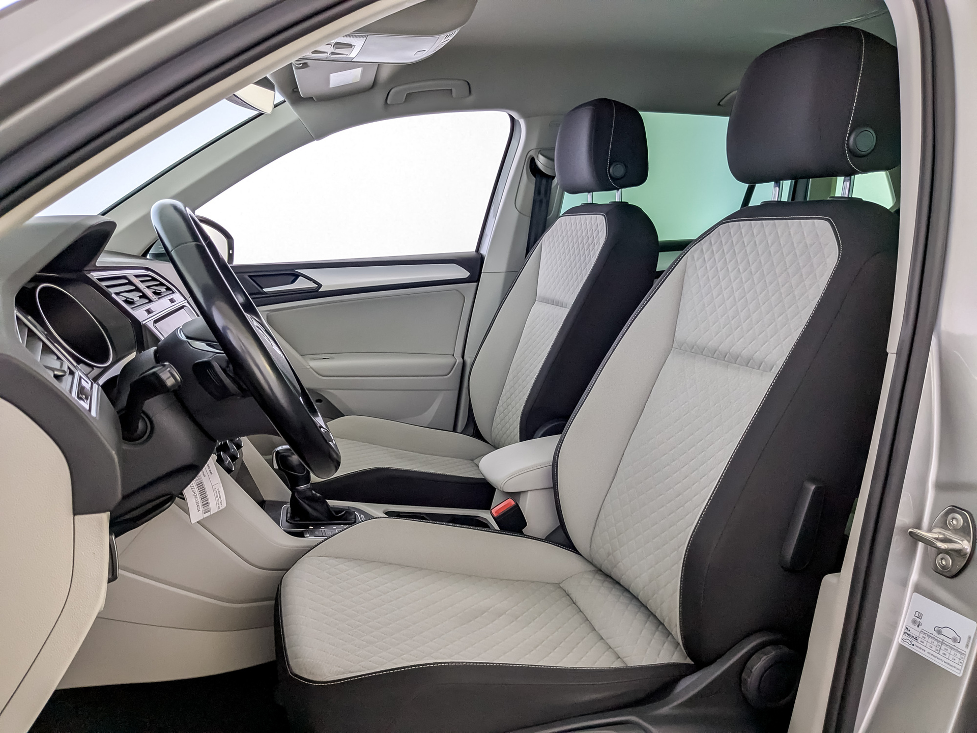 VOLKSWAGEN Tiguan 2.00 (180 л.с), автомат, 2018, пробег 183 054 км