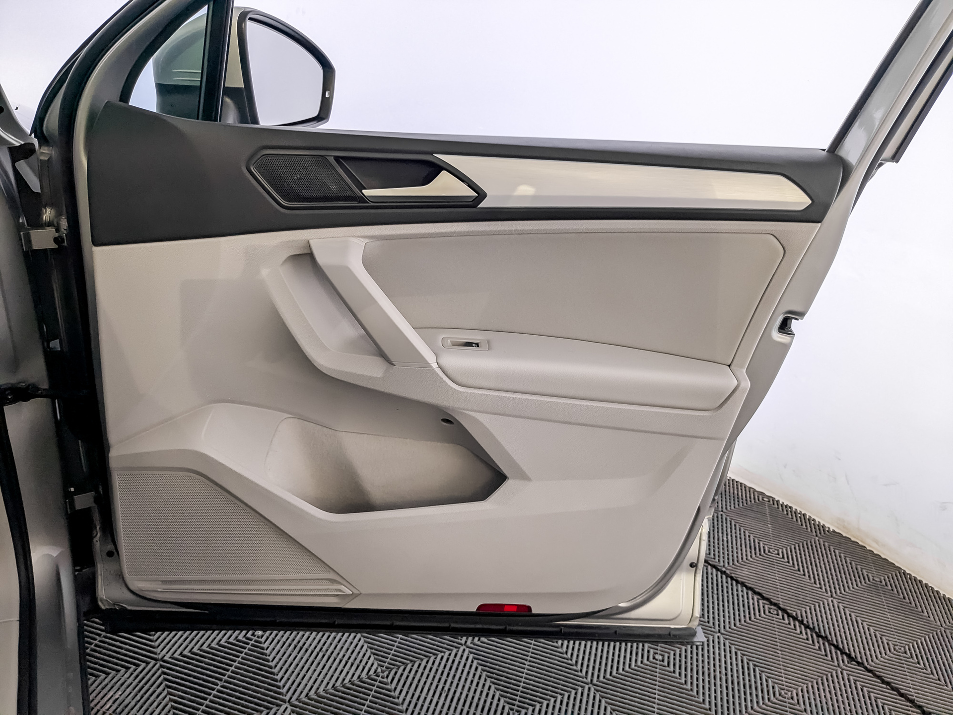 VOLKSWAGEN Tiguan 2.00 (180 л.с), автомат, 2018, пробег 183 054 км