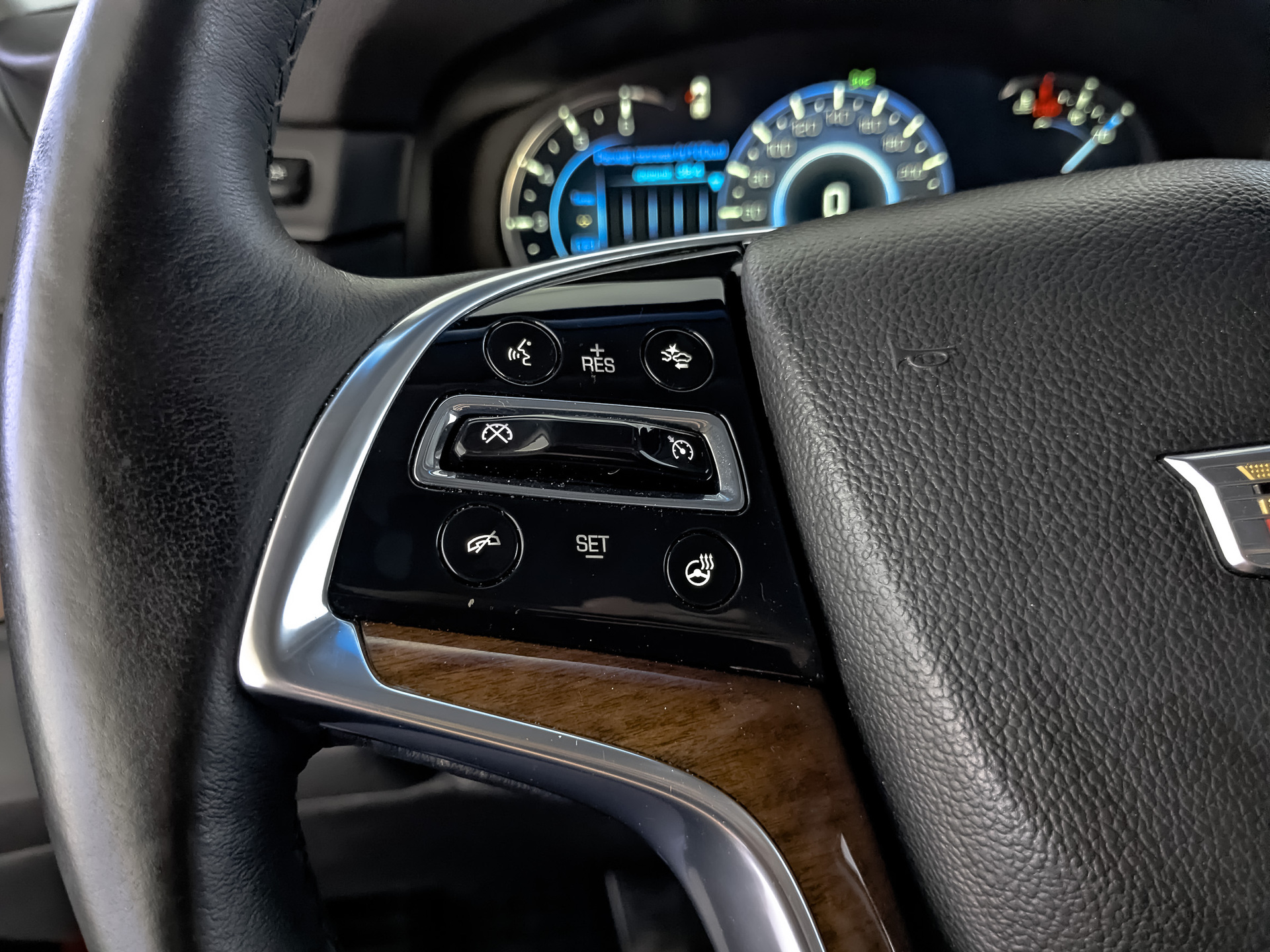 CADILLAC Escalade 6.20 (409 л.с), автомат, 2016, пробег 88 981 км