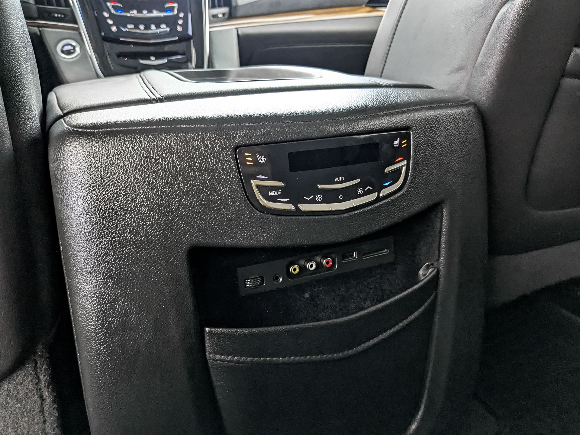 CADILLAC Escalade 6.20 (409 л.с), автомат, 2016, пробег 88 981 км