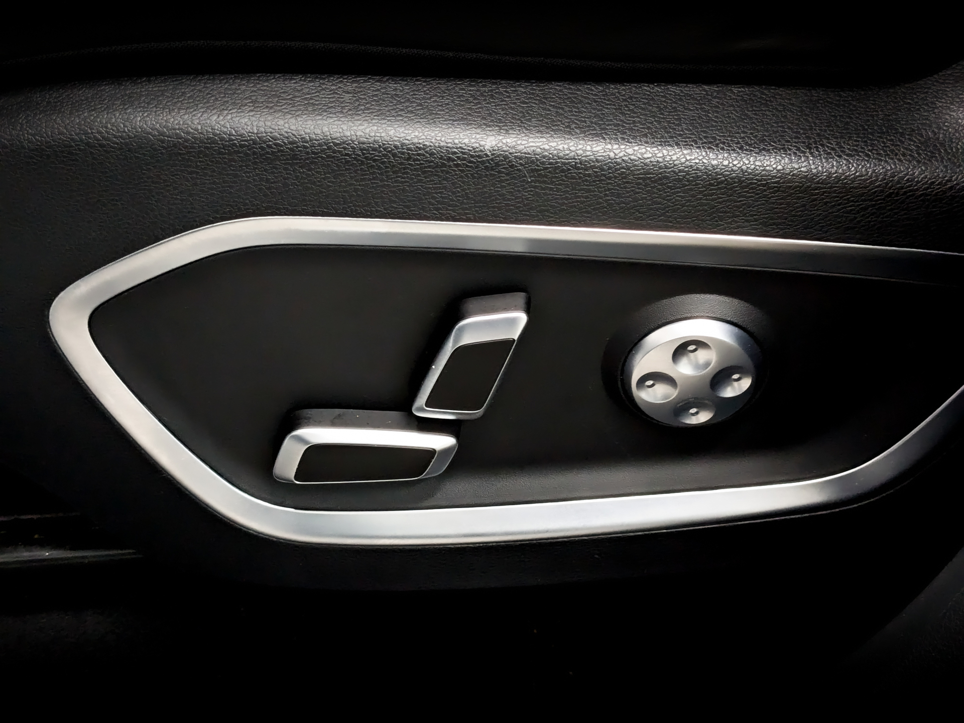 GEELY Tugella 2.00 (199 л.с), автомат, 2023, пробег 106 073 км