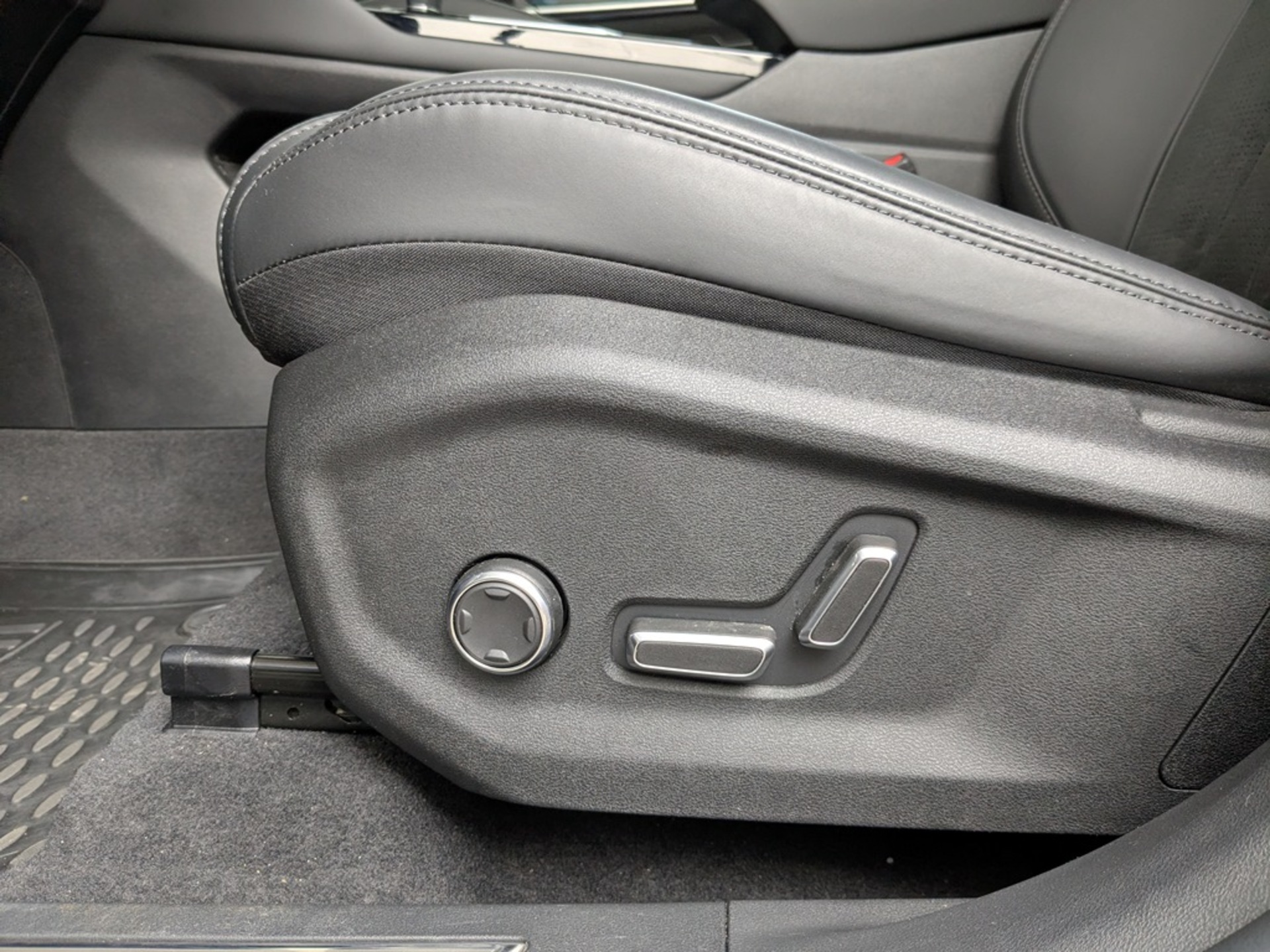 GEELY Monjaro 2.00 (238 л.с), автомат, 2025, пробег 14 663 км