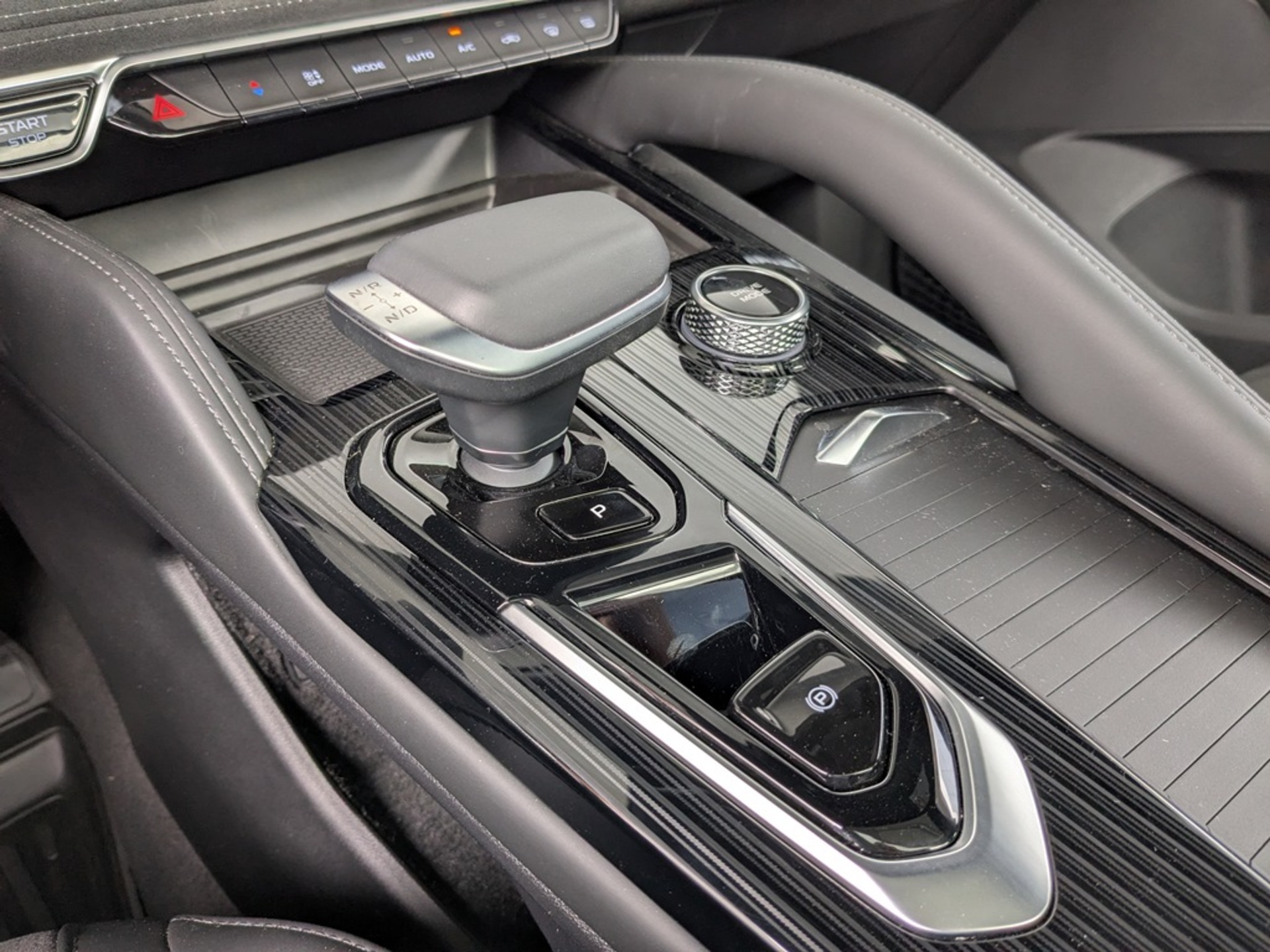 GEELY Monjaro 2.00 (238 л.с), автомат, 2025, пробег 14 663 км