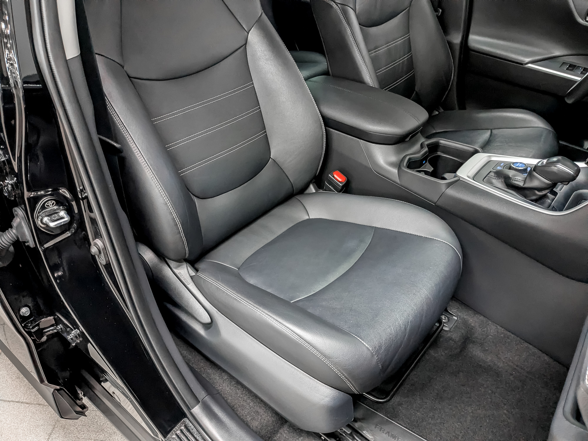 TOYOTA Rav-4 2.00 (149 л.с), автомат, 2021, пробег 61 436 км