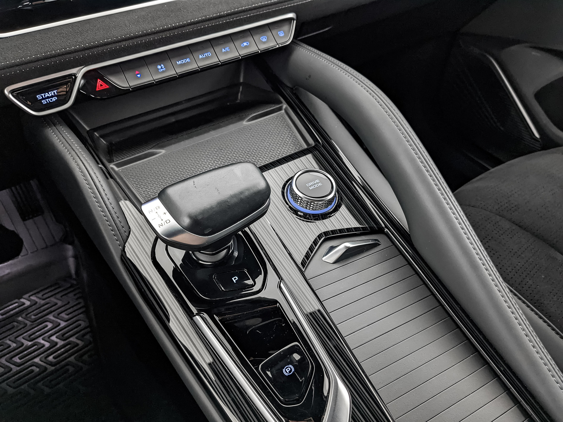 GEELY Monjaro 2.00 (238 л.с), автомат, 2024, пробег 17 849 км
