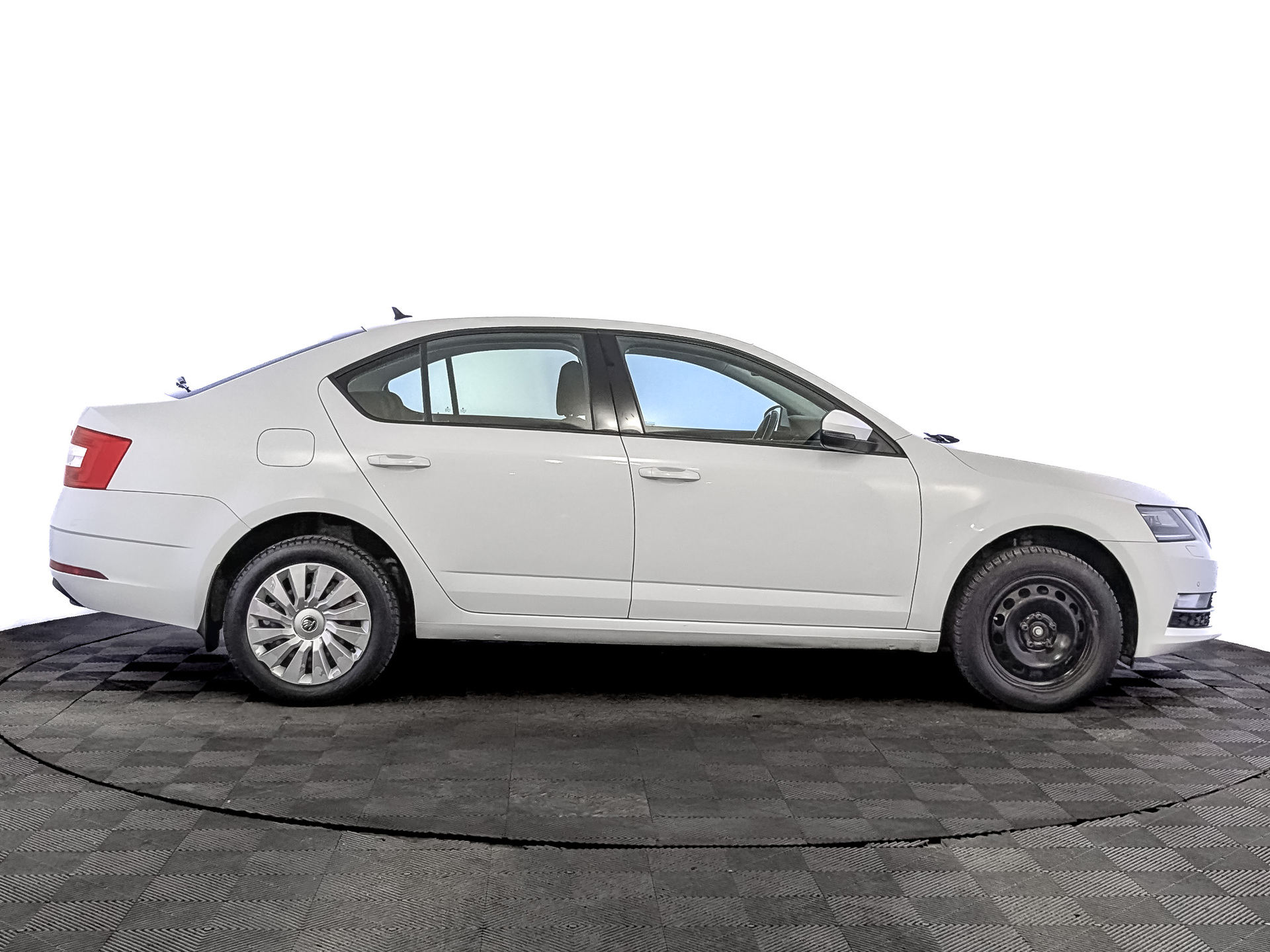 SKODA Octavia 1.60 (110 л.с), автомат, 2020, пробег 133 830 км