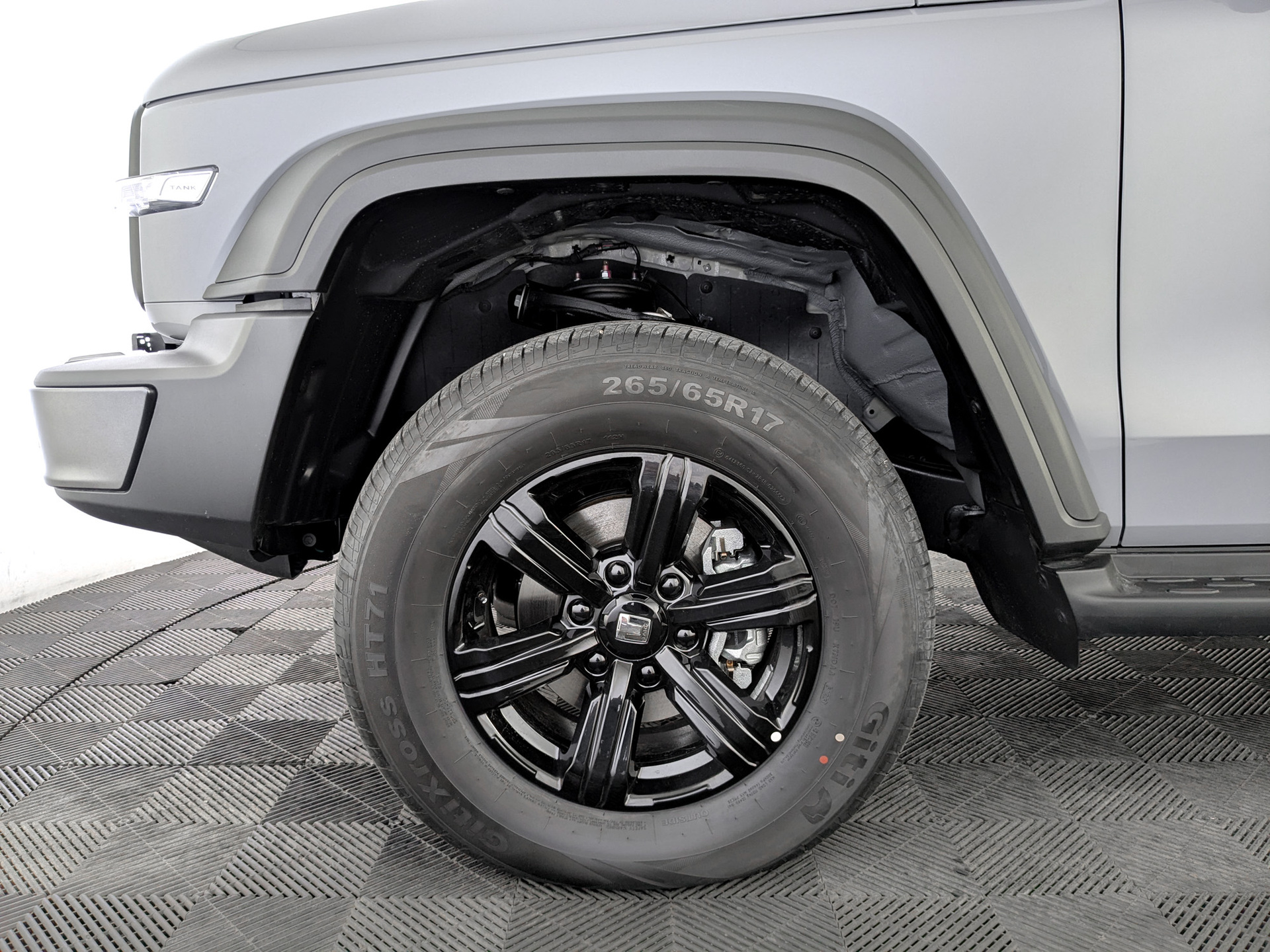 Фото Tank 300 Драйв (Adventure) 2.0T/218 8AT 4WD
