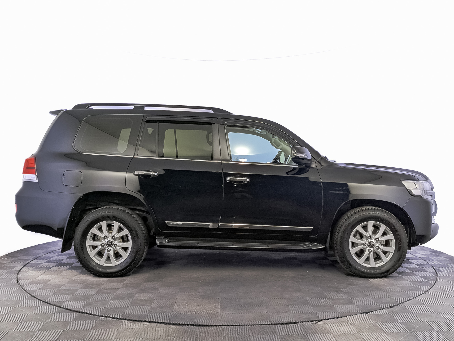 TOYOTA Land Cruiser 200 4.60 (309 л.с), автомат, 2020, пробег 131 306 км