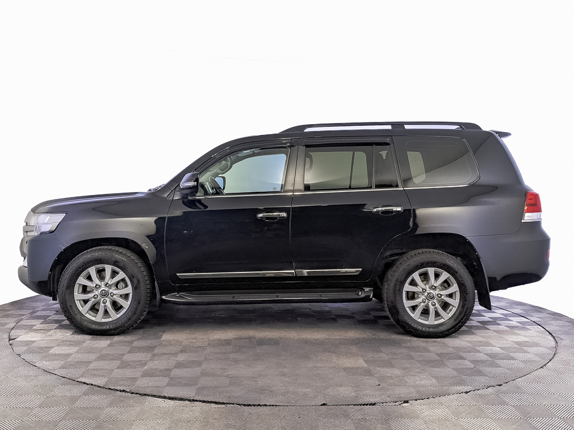 TOYOTA Land Cruiser 200 4.60 (309 л.с), автомат, 2020, пробег 131 306 км