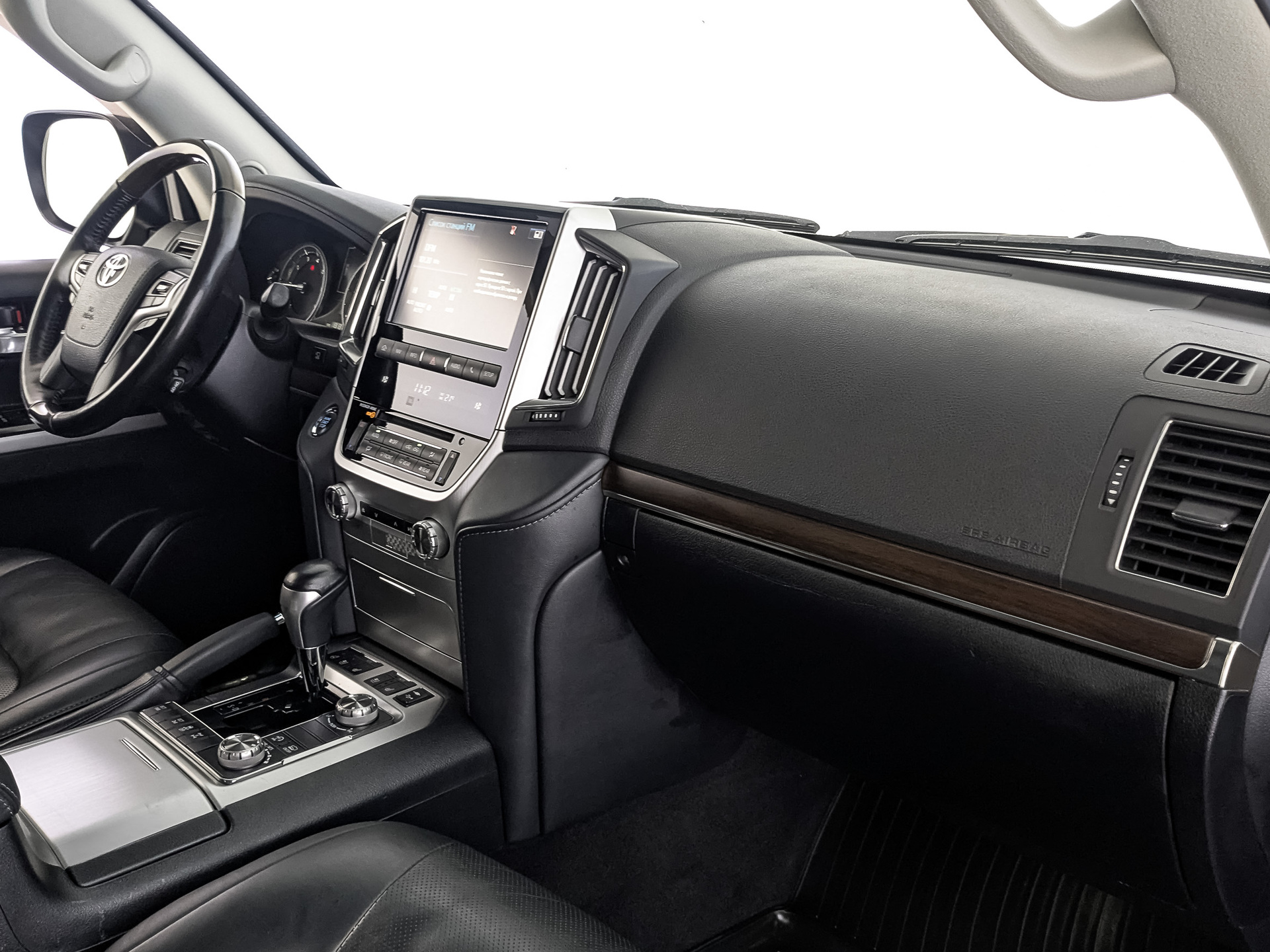 TOYOTA Land Cruiser 200 4.60 (309 л.с), автомат, 2020, пробег 131 306 км