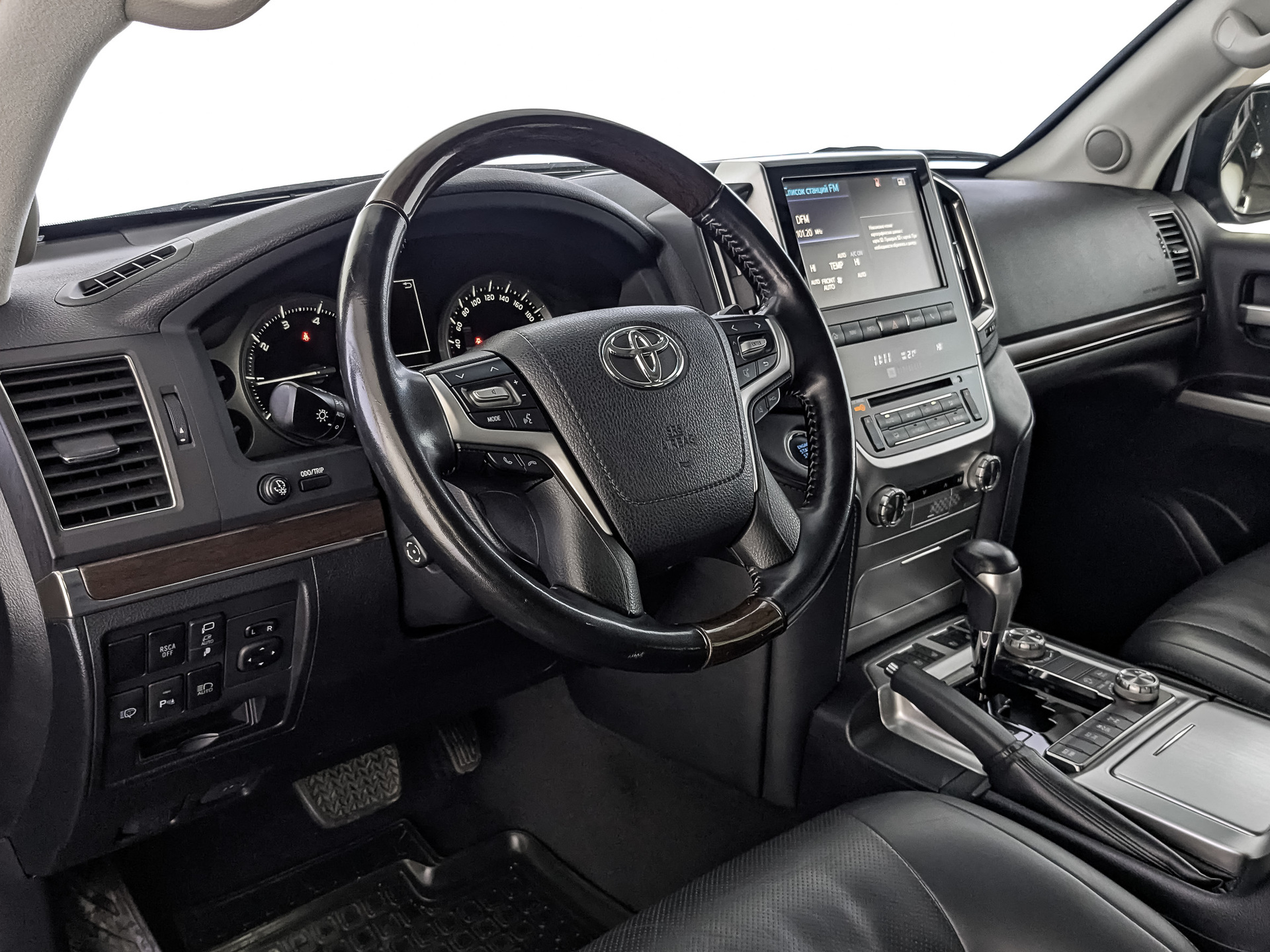 TOYOTA Land Cruiser 200 4.60 (309 л.с), автомат, 2020, пробег 131 306 км