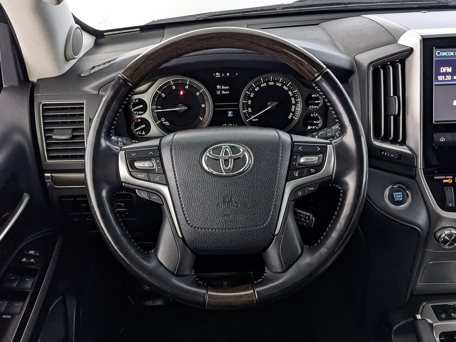 TOYOTA Land Cruiser 200 4.60 (309 л.с), автомат, 2020, пробег 131 306 км