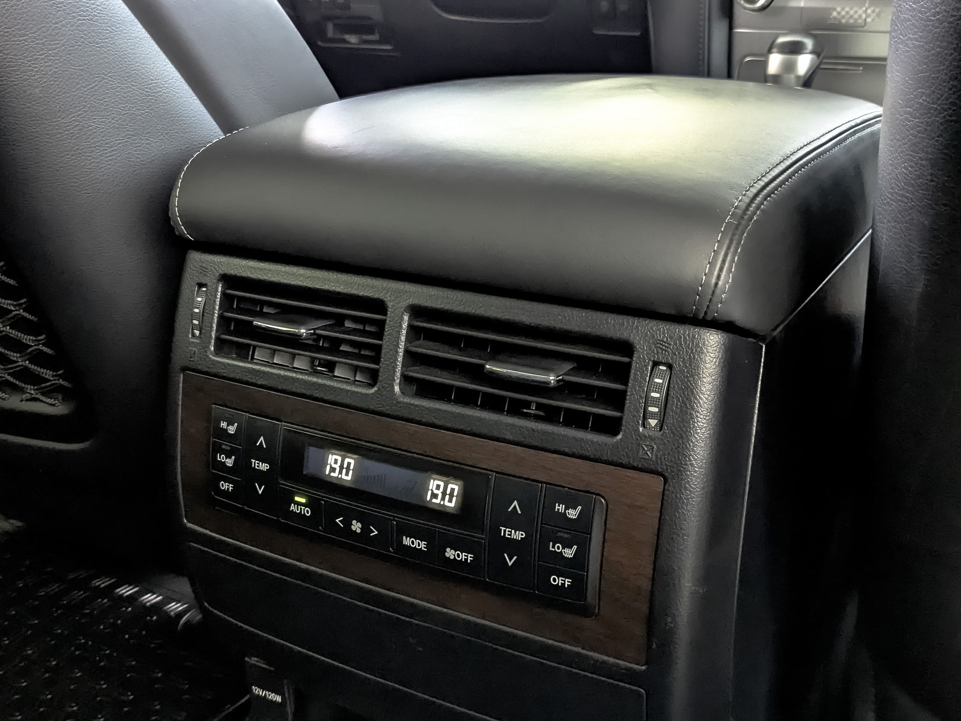 TOYOTA Land Cruiser 200 4.60 (309 л.с), автомат, 2020, пробег 131 306 км