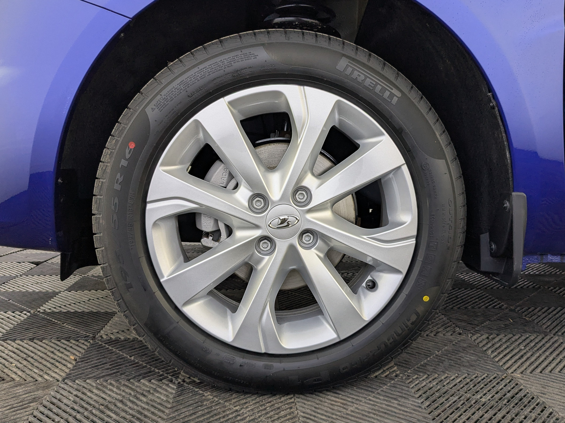 Фото Lada Vesta Седан Битопливный Драйв 1.6/106 5MT