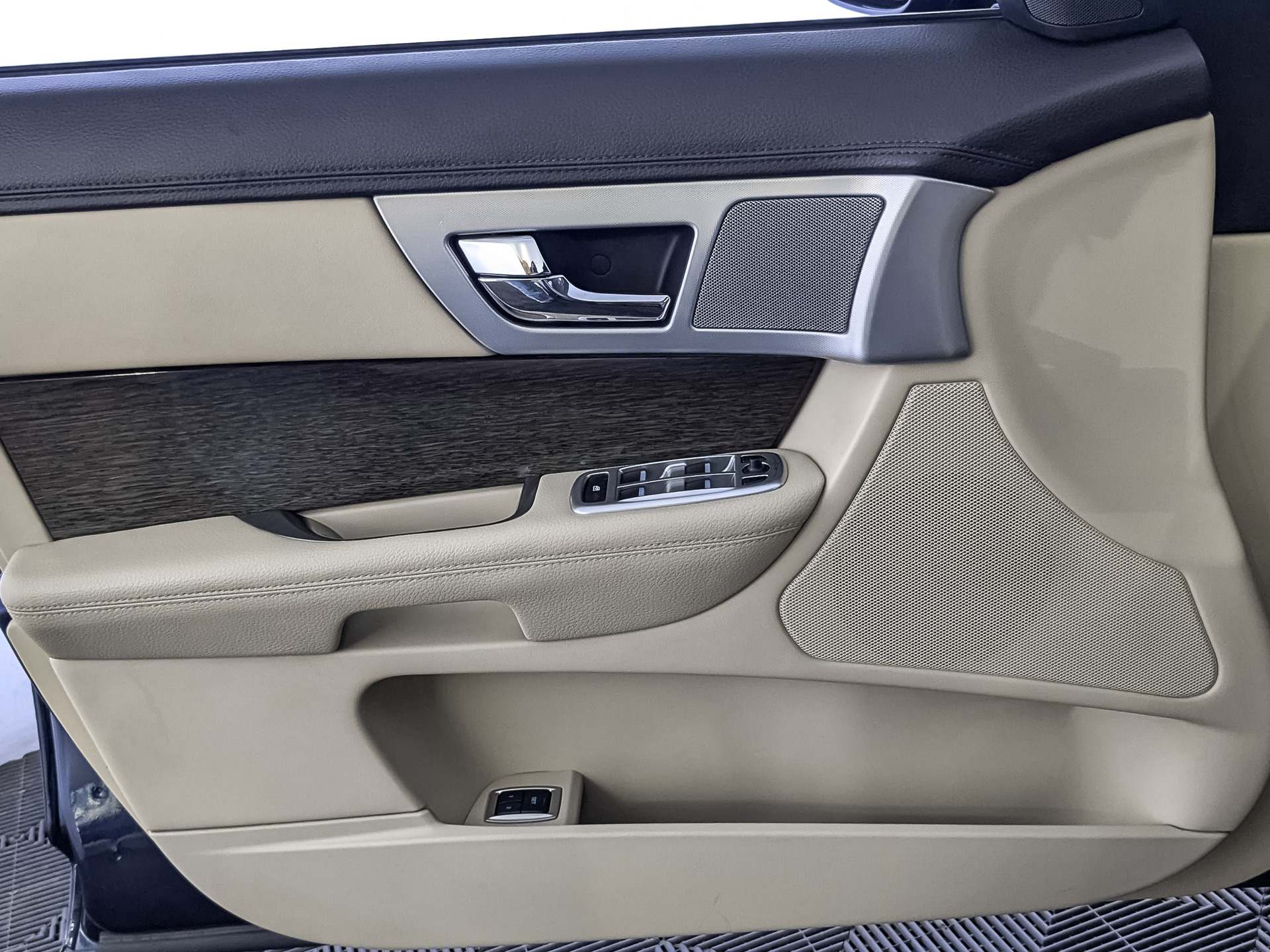 JAGUAR XF 2.00 (240 л.с), автомат, 2014, пробег 160 530 км
