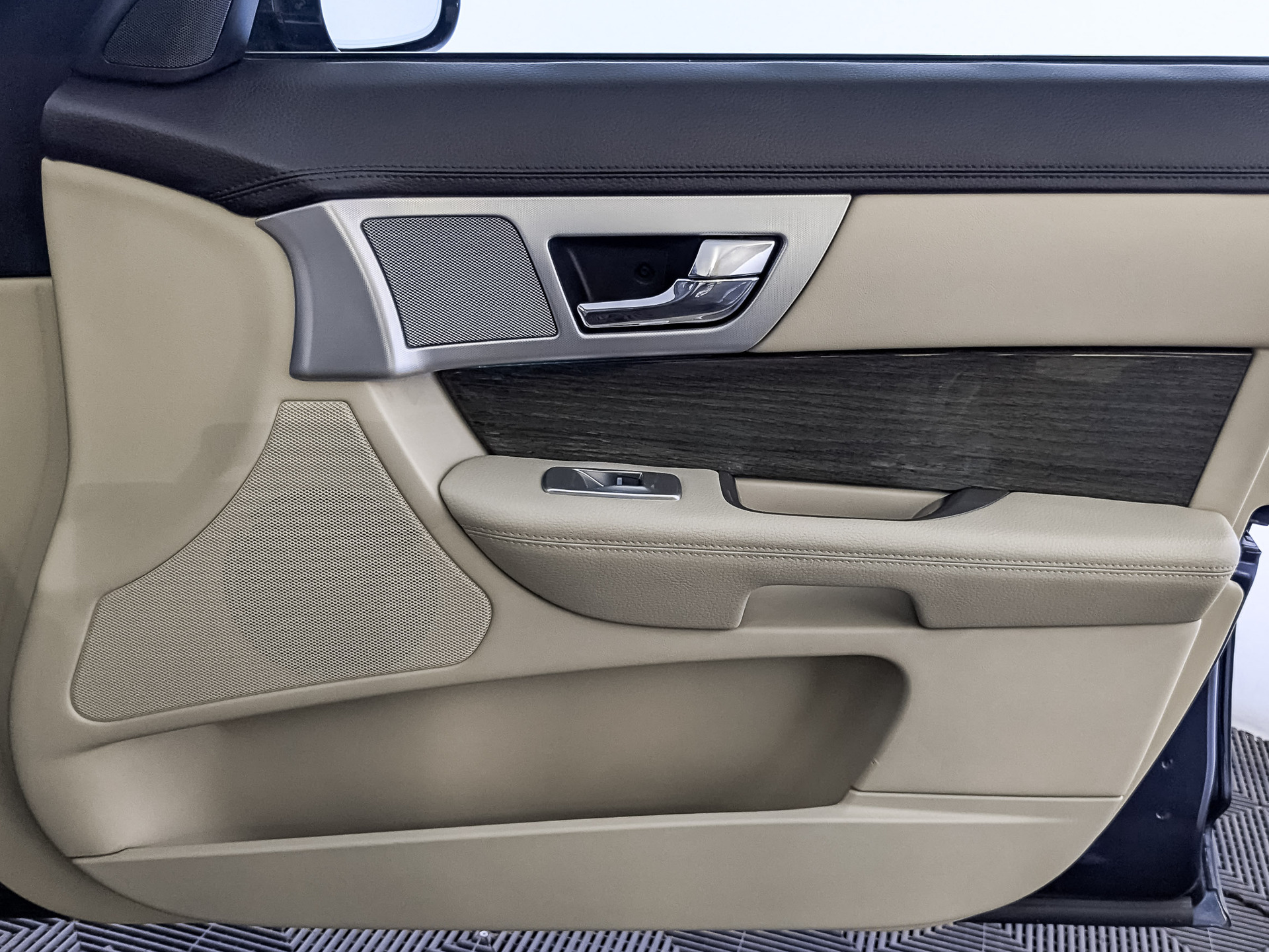 JAGUAR XF 2.00 (240 л.с), автомат, 2014, пробег 160 530 км