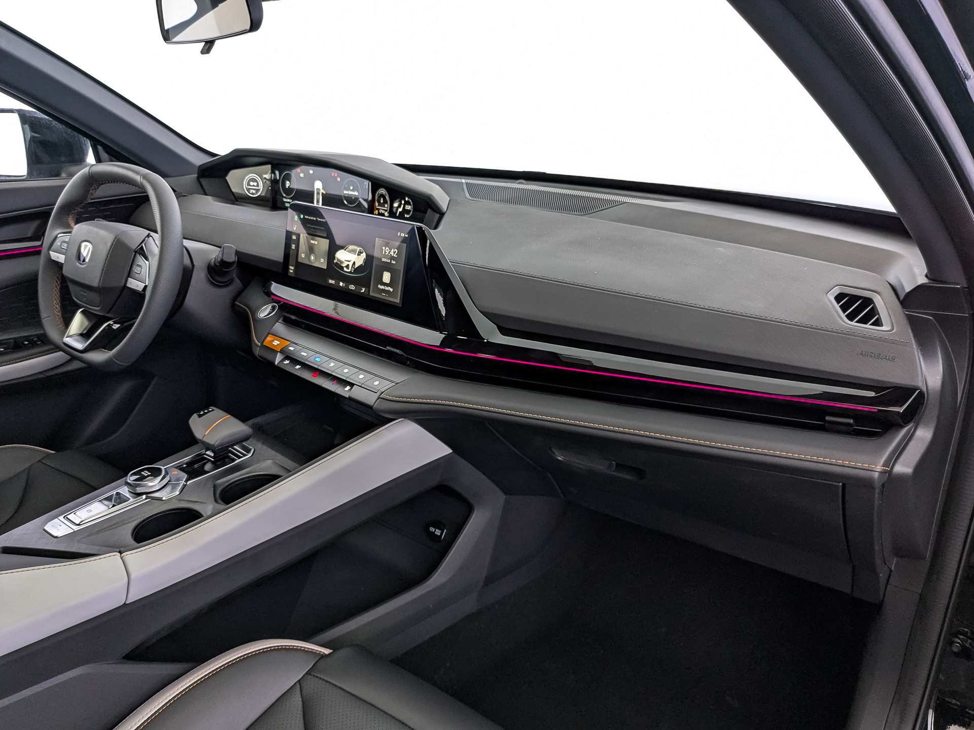 Фото Changan UNI-V Техно 1.5T/181 7RT 5L