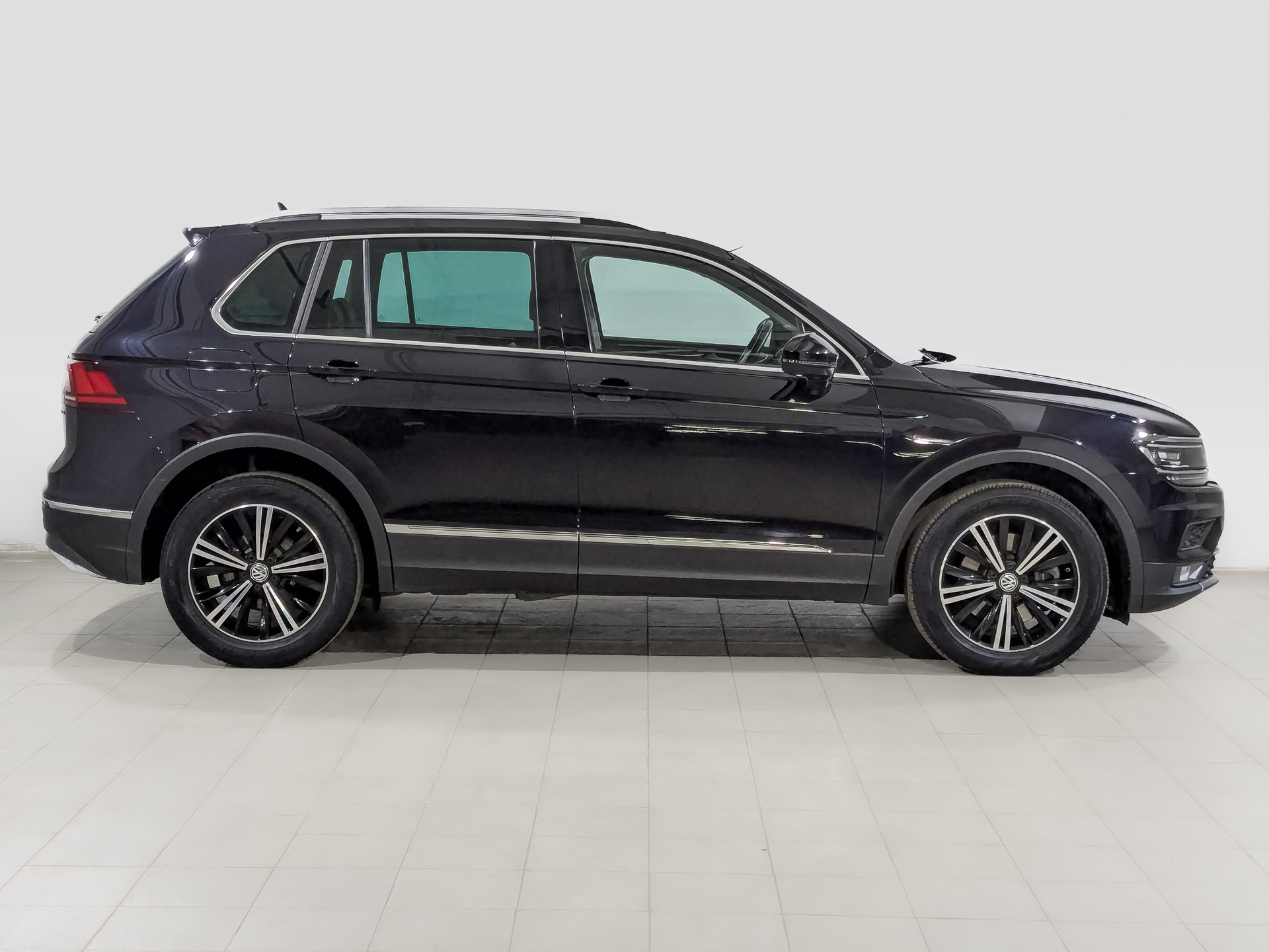 VOLKSWAGEN Tiguan 2.00 (220 л.с), автомат, 2018, пробег 84 489 км