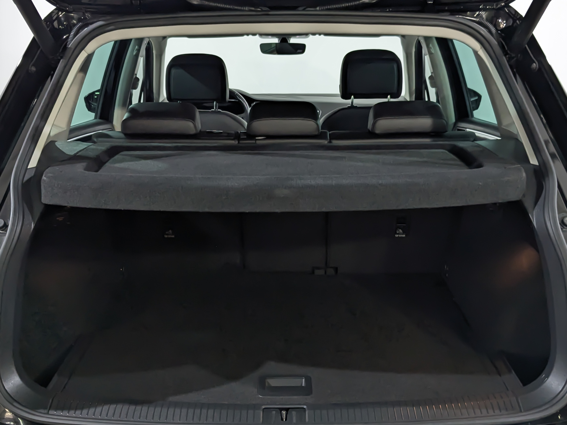 VOLKSWAGEN Tiguan 2.00 (220 л.с), автомат, 2018, пробег 84 489 км