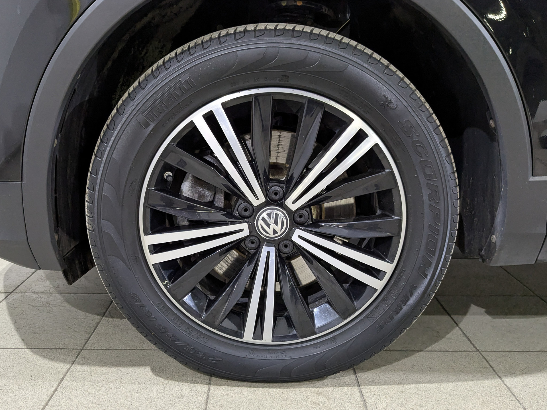 VOLKSWAGEN Tiguan 2.00 (220 л.с), автомат, 2018, пробег 84 489 км