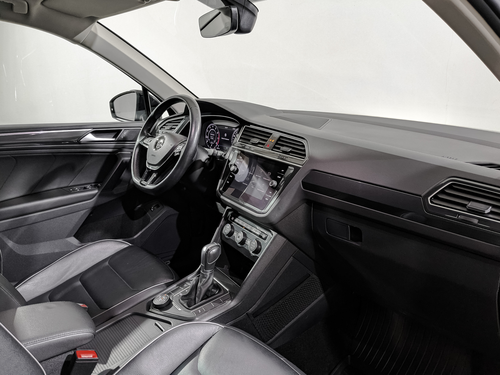 VOLKSWAGEN Tiguan 2.00 (220 л.с), автомат, 2018, пробег 84 489 км