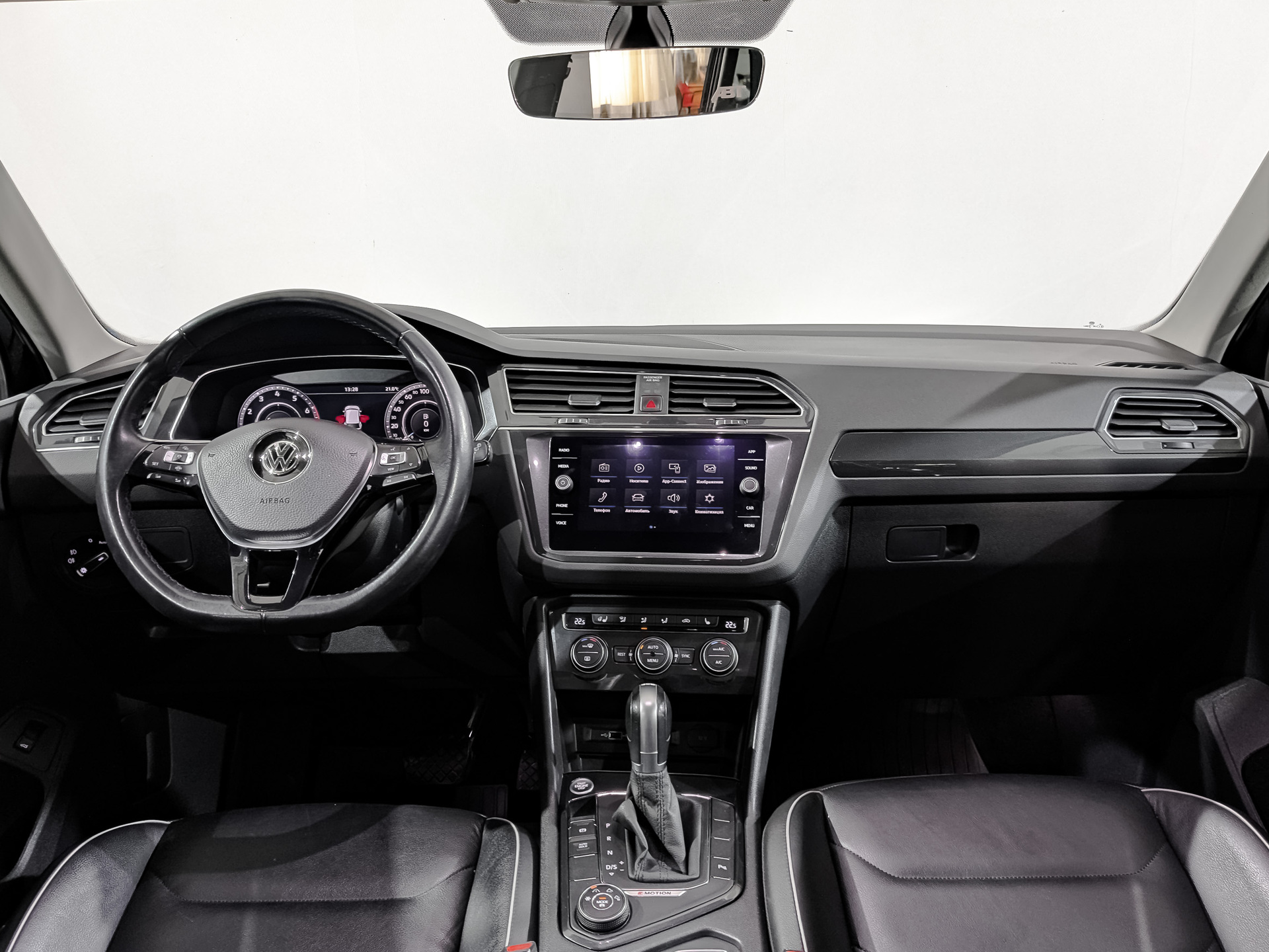 VOLKSWAGEN Tiguan 2.00 (220 л.с), автомат, 2018, пробег 84 489 км