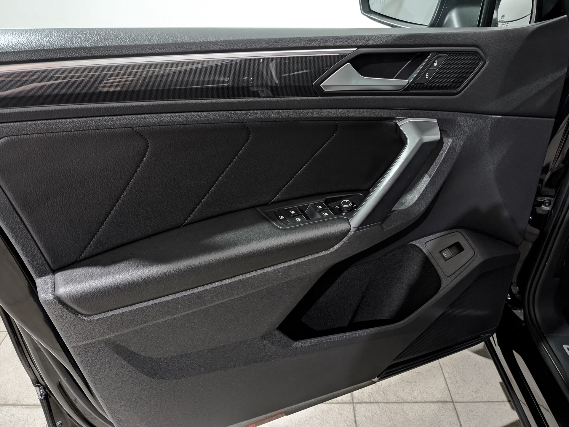 VOLKSWAGEN Tiguan 2.00 (220 л.с), автомат, 2018, пробег 84 489 км