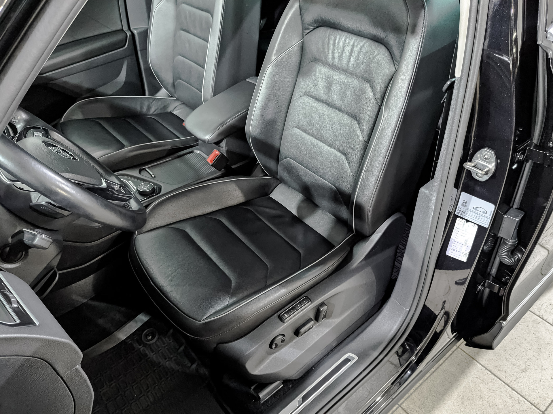 VOLKSWAGEN Tiguan 2.00 (220 л.с), автомат, 2018, пробег 84 489 км
