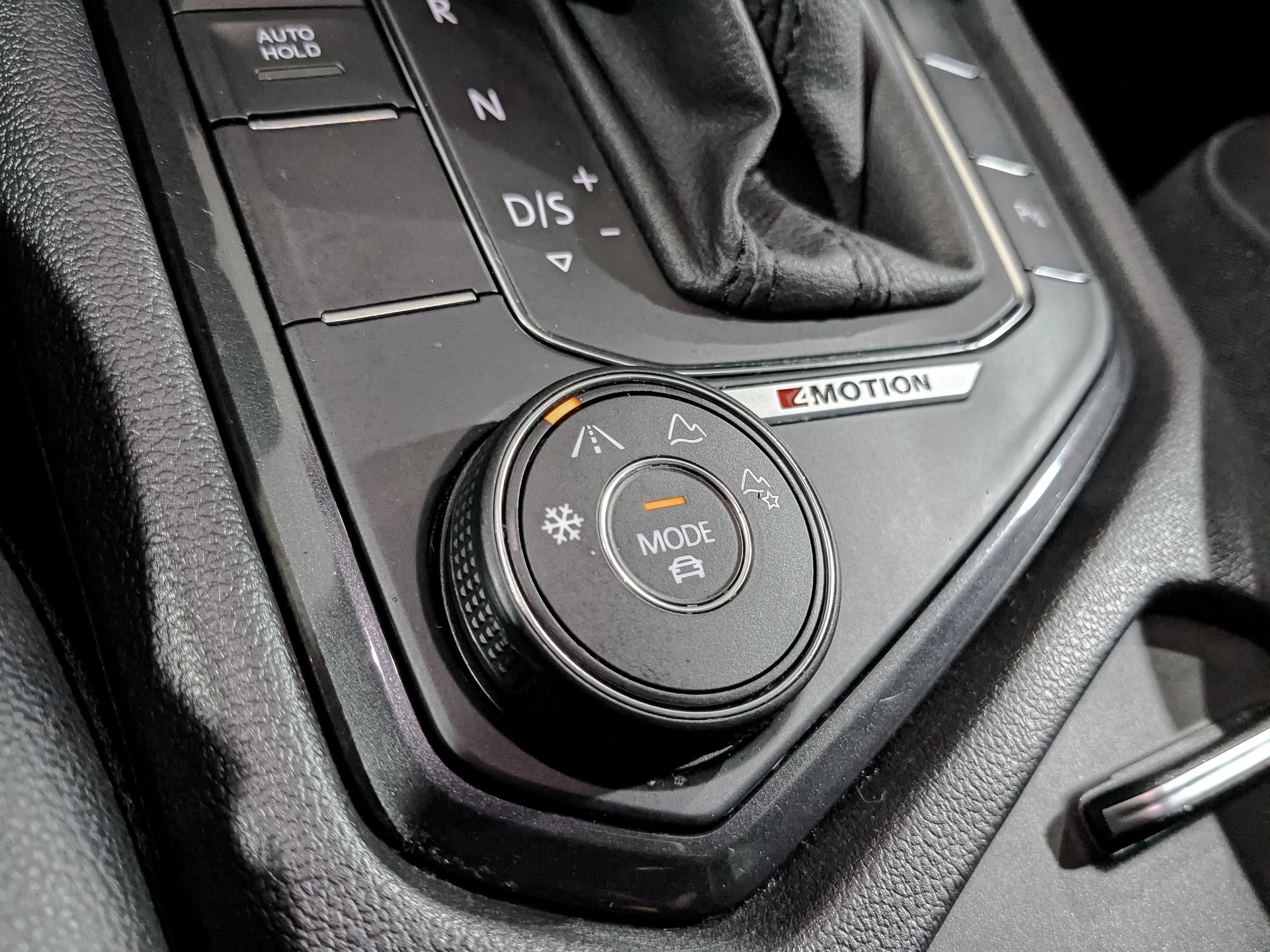 VOLKSWAGEN Tiguan 2.00 (220 л.с), автомат, 2018, пробег 84 489 км