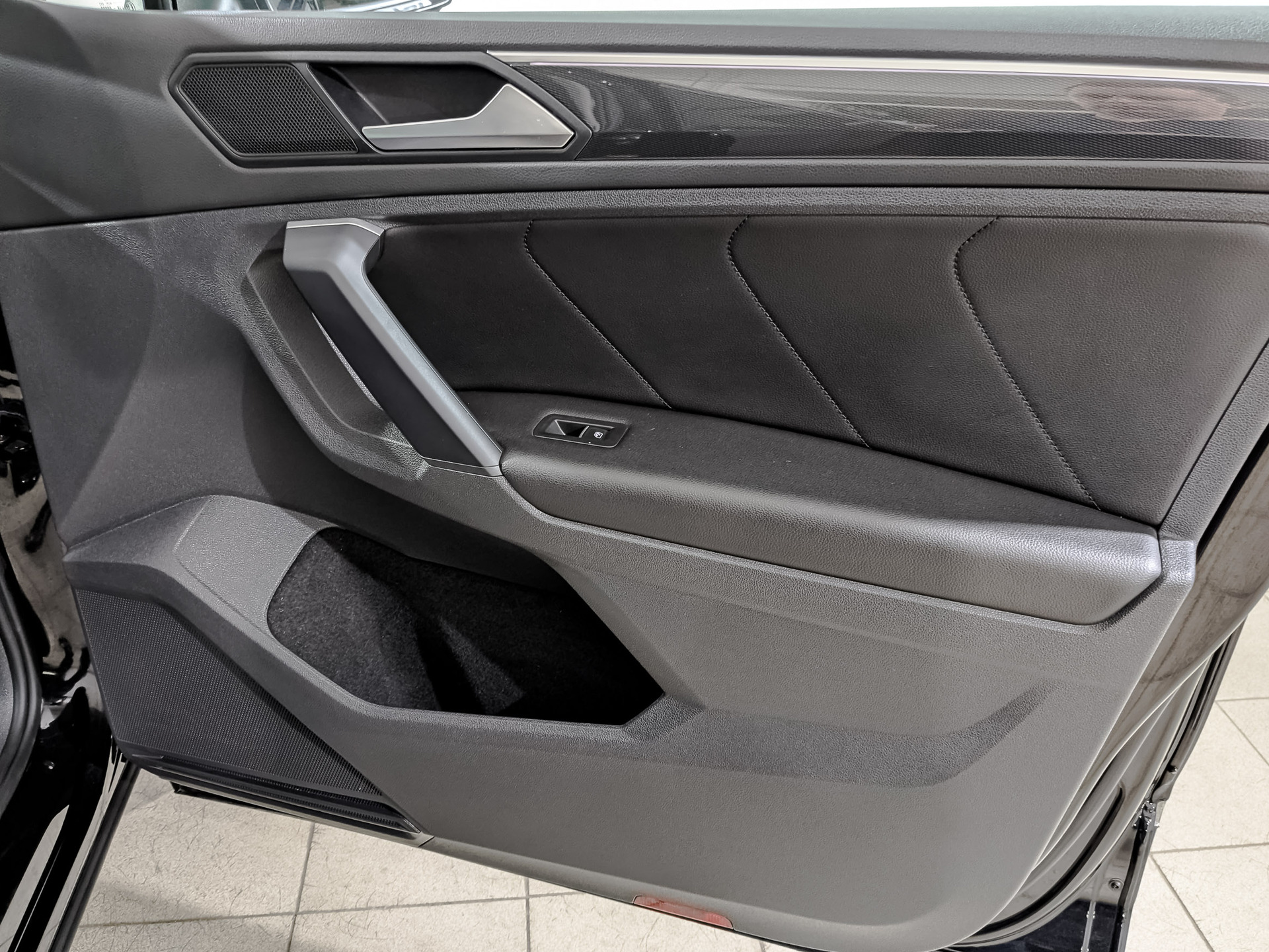 VOLKSWAGEN Tiguan 2.00 (220 л.с), автомат, 2018, пробег 84 489 км