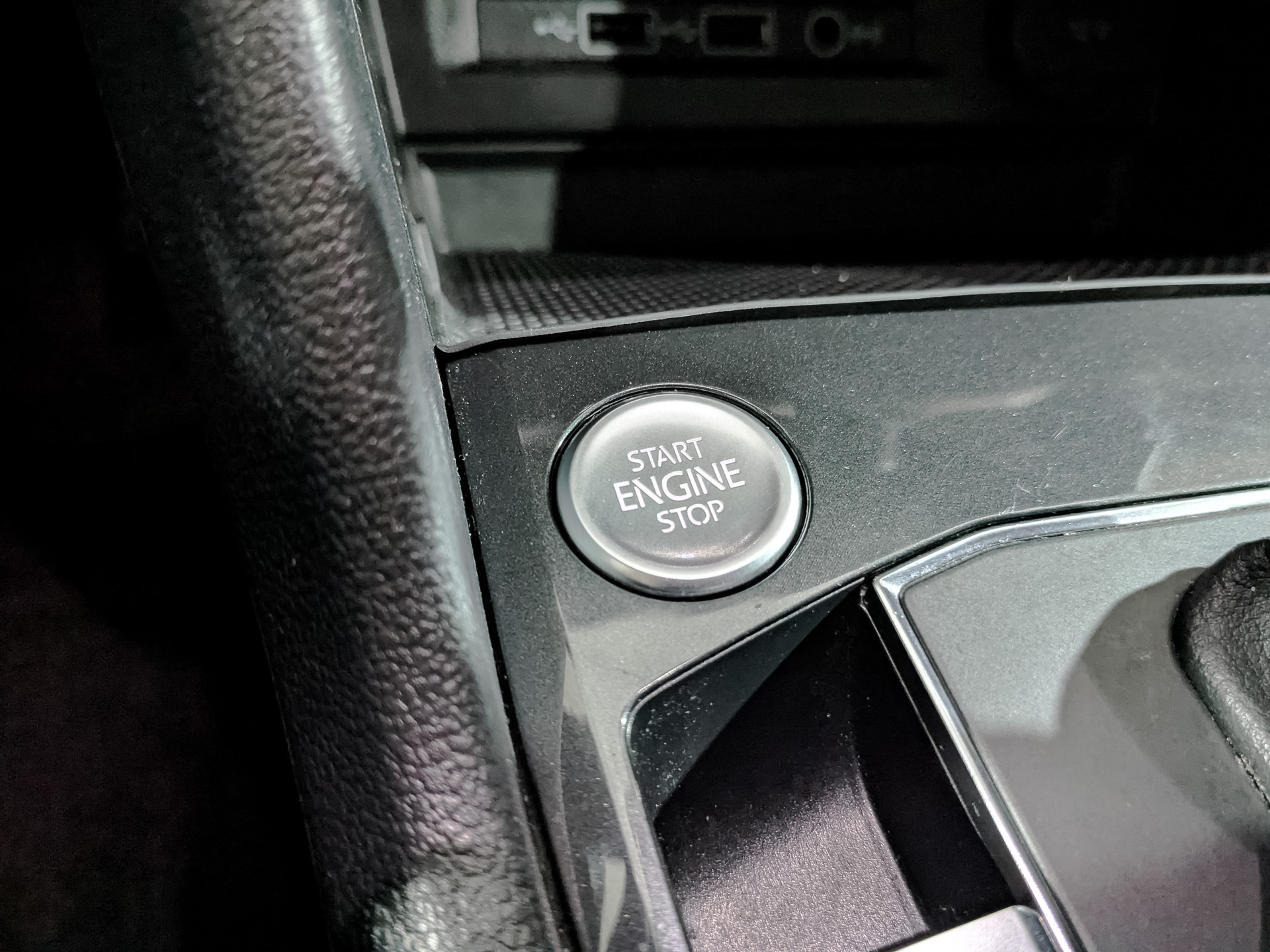 VOLKSWAGEN Tiguan 2.00 (220 л.с), автомат, 2018, пробег 84 489 км