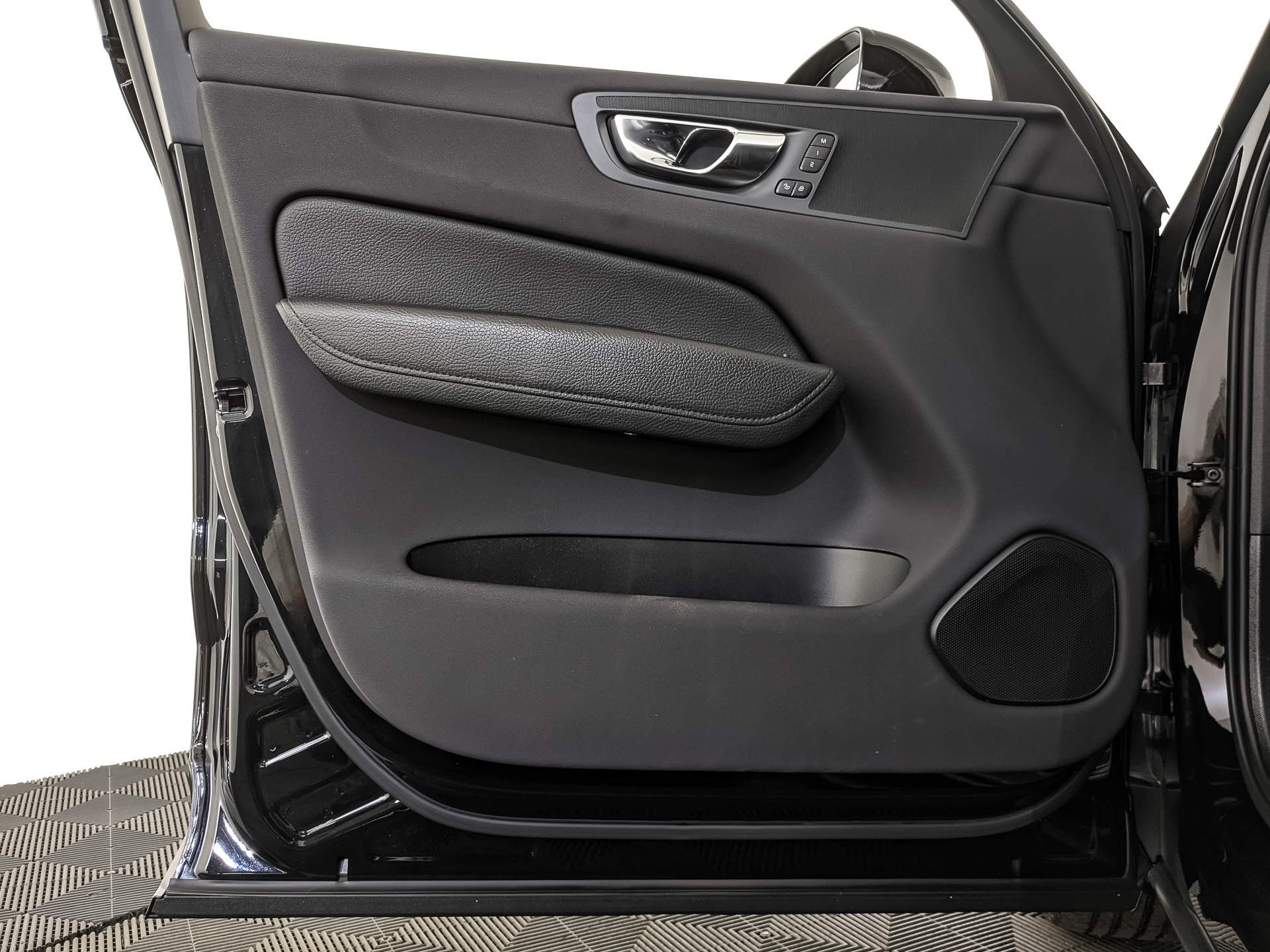 VOLVO XC60 2.00 (249 л.с), автомат, 2021, пробег 77 055 км