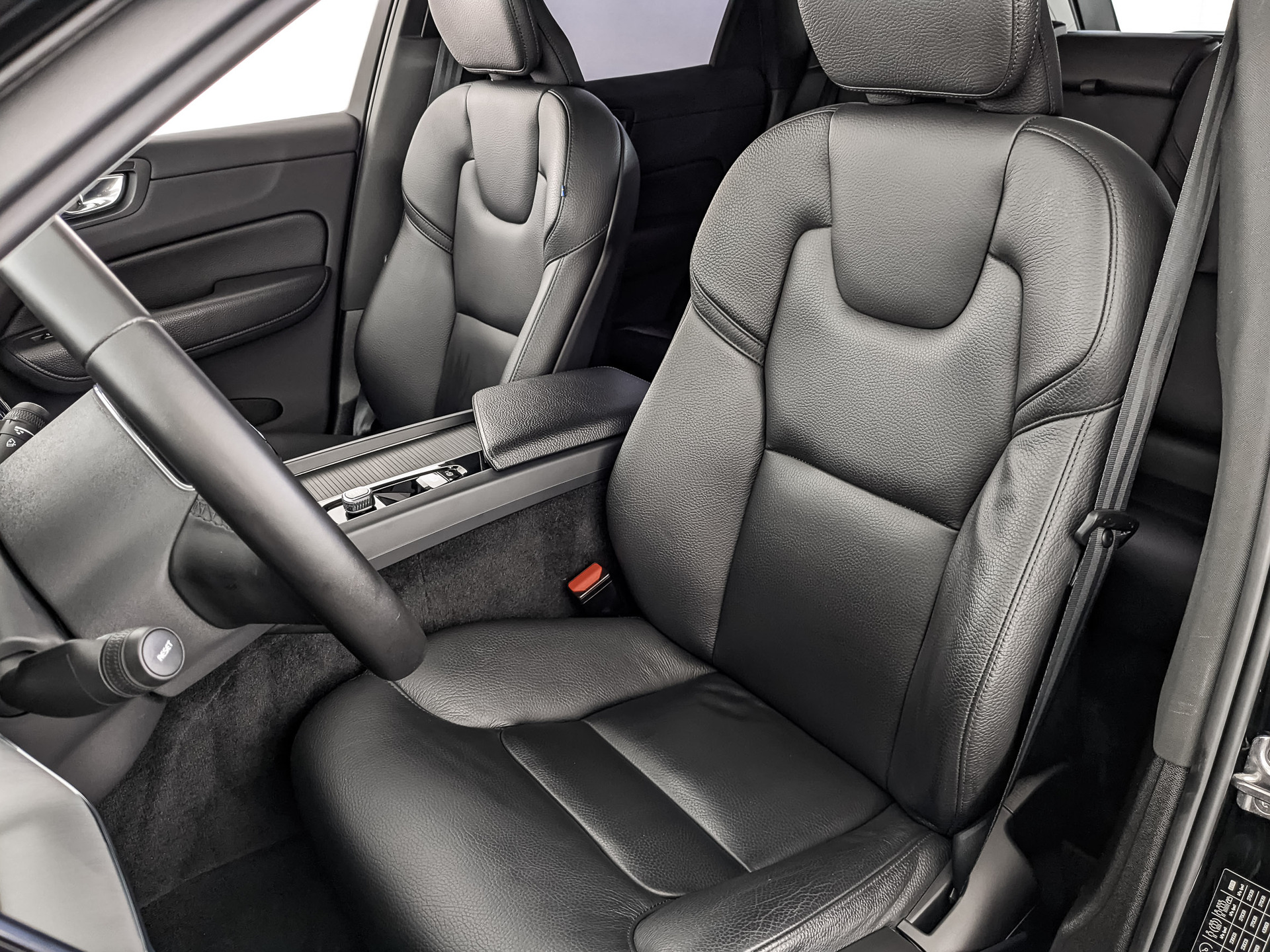 VOLVO XC60 2.00 (249 л.с), автомат, 2021, пробег 77 055 км