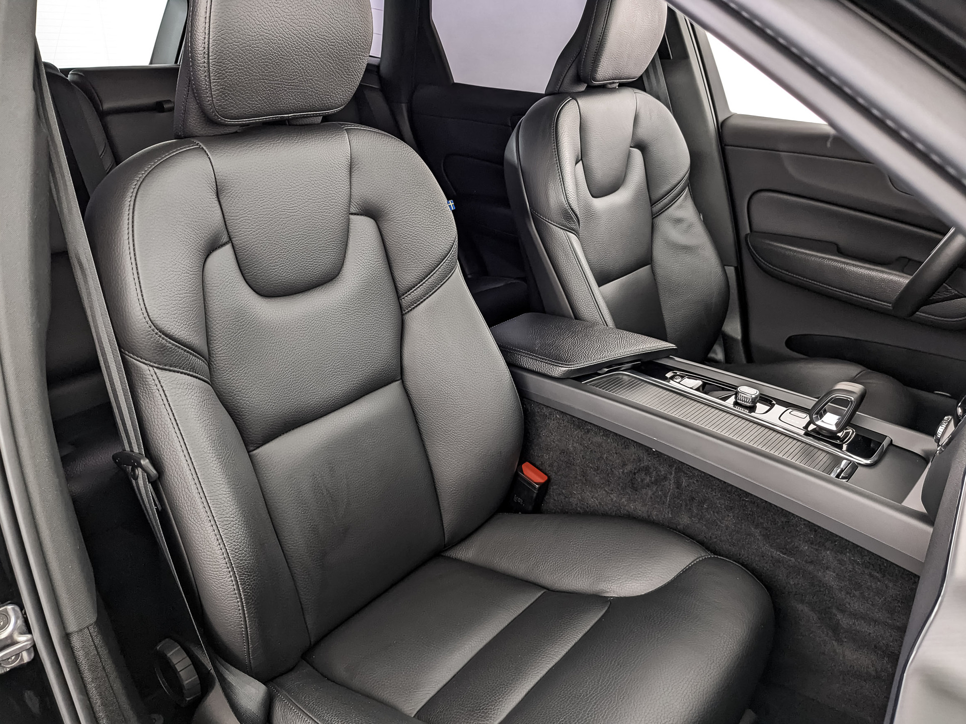 VOLVO XC60 2.00 (249 л.с), автомат, 2021, пробег 77 055 км