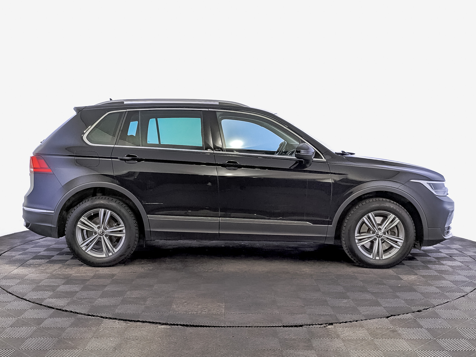 VOLKSWAGEN Tiguan 2.00 (180 л.с), автомат, 2020, пробег 66 400 км