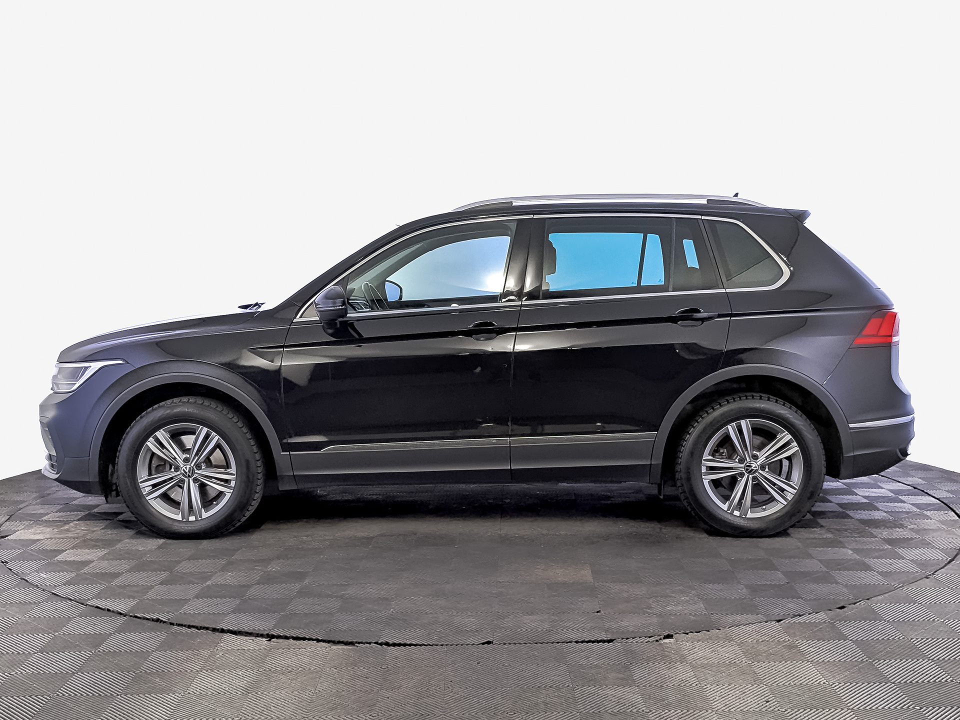 VOLKSWAGEN Tiguan 2.00 (180 л.с), автомат, 2020, пробег 66 400 км