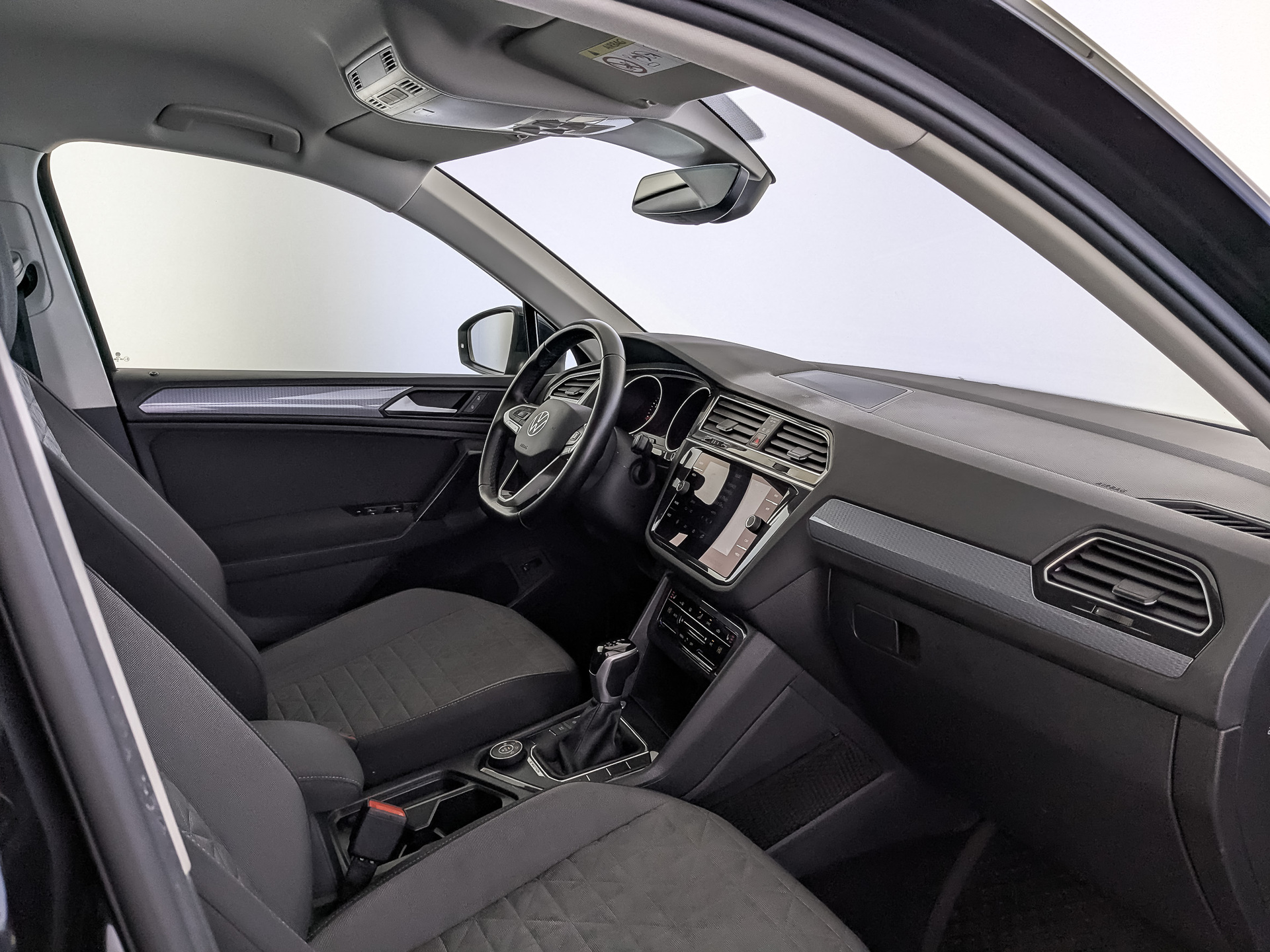 VOLKSWAGEN Tiguan 2.00 (180 л.с), автомат, 2020, пробег 66 400 км
