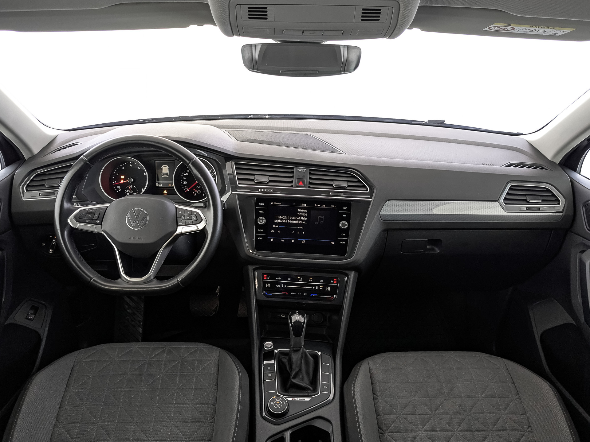 VOLKSWAGEN Tiguan 2.00 (180 л.с), автомат, 2020, пробег 66 400 км