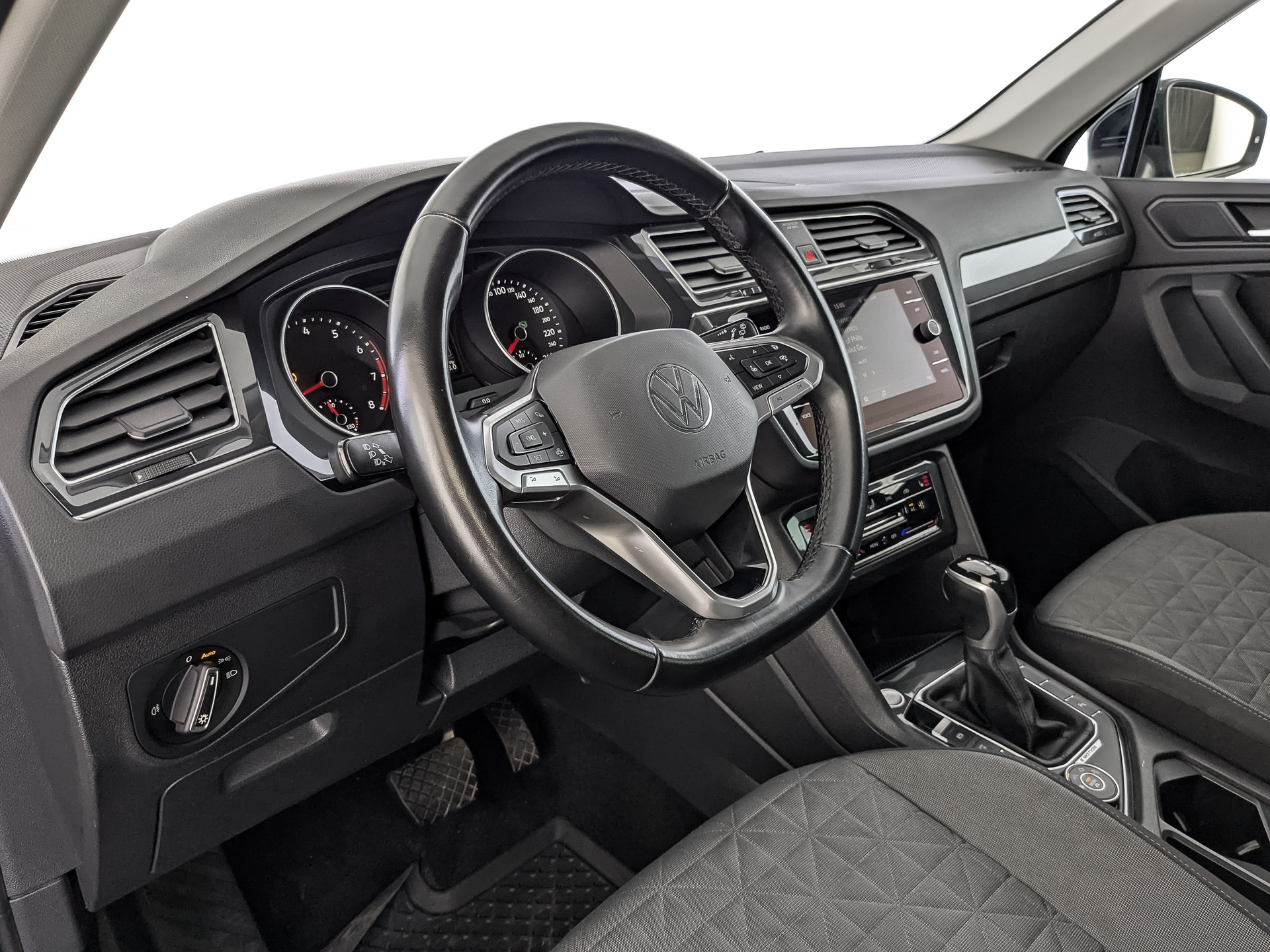 VOLKSWAGEN Tiguan 2.00 (180 л.с), автомат, 2020, пробег 66 400 км