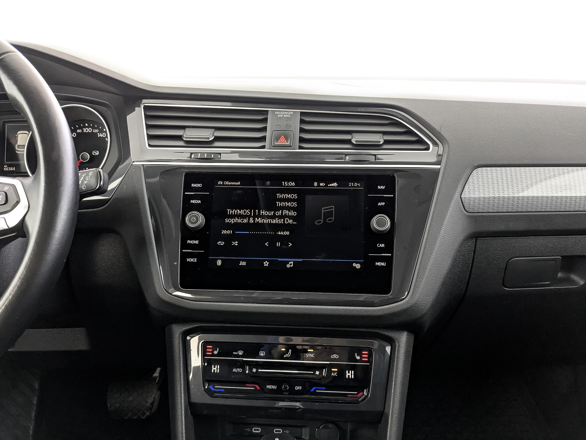 VOLKSWAGEN Tiguan 2.00 (180 л.с), автомат, 2020, пробег 66 400 км